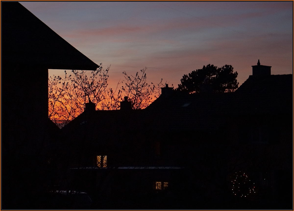 Der Dezember 2015 bot zwar kaum Schnee, dafür aber wunderschöne Abendstimmungen - wie der Blick aus dem Fenster zeigt.
11. Dez. 2015