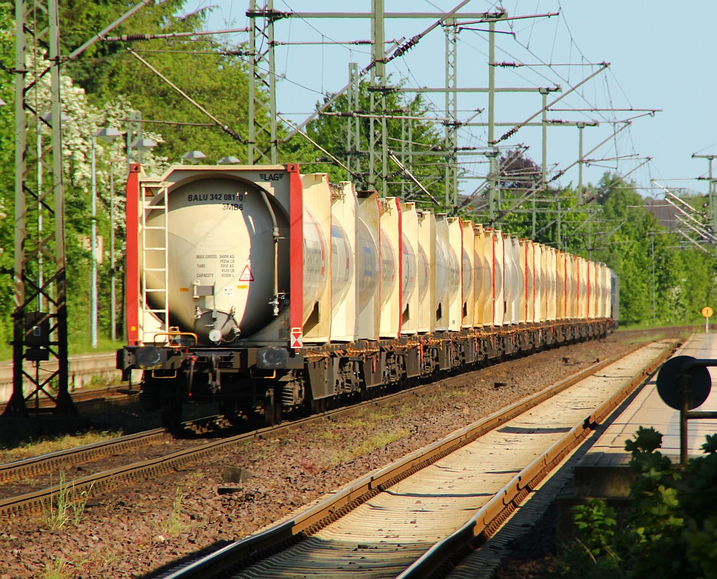 Der DGS 5922(Padborg-Eichenberg Deuna Werksbhf)gezogen von 185 567 mal etwas anders aufgenommen. Schleswig 24.05.2012