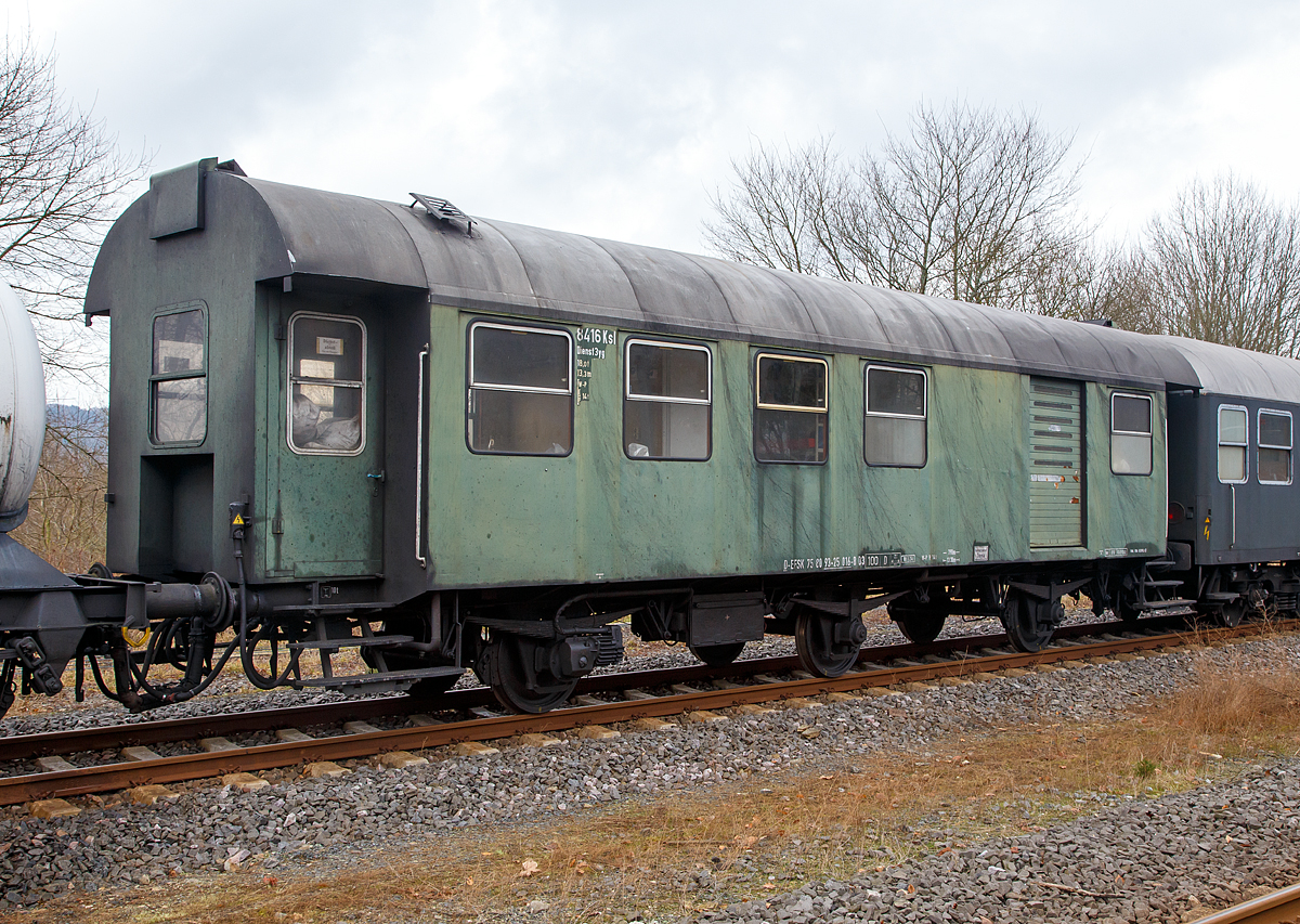 
Der Dienstwagen D-EFSK 75 80 93-25 016-2, Gattung D3, der Eisenbahnfreunde Treysa e.V, ex DB 8416 Ksl Dienst 3yg (B3yg), hier am 03.02.2018 im Zugverband im Bahnhof Hachenburg.

Der Dienstwagen wurde 1954 im Aw Karlsruhe aus einem Länderwagen umgebaut.	Der Wagen wird als Dienstgutwagen für Materialien und Betriebsstoffe genutzt (Dampflokbegleitwagen). für das Lokpersonal sind Schlaf Möglichkeiten vorhanden.

TECHNISCHE DATEN:
Spurweite: 1.435 mm
Länge über Puffer: 13,3 m
Eigengewicht: 18 t
