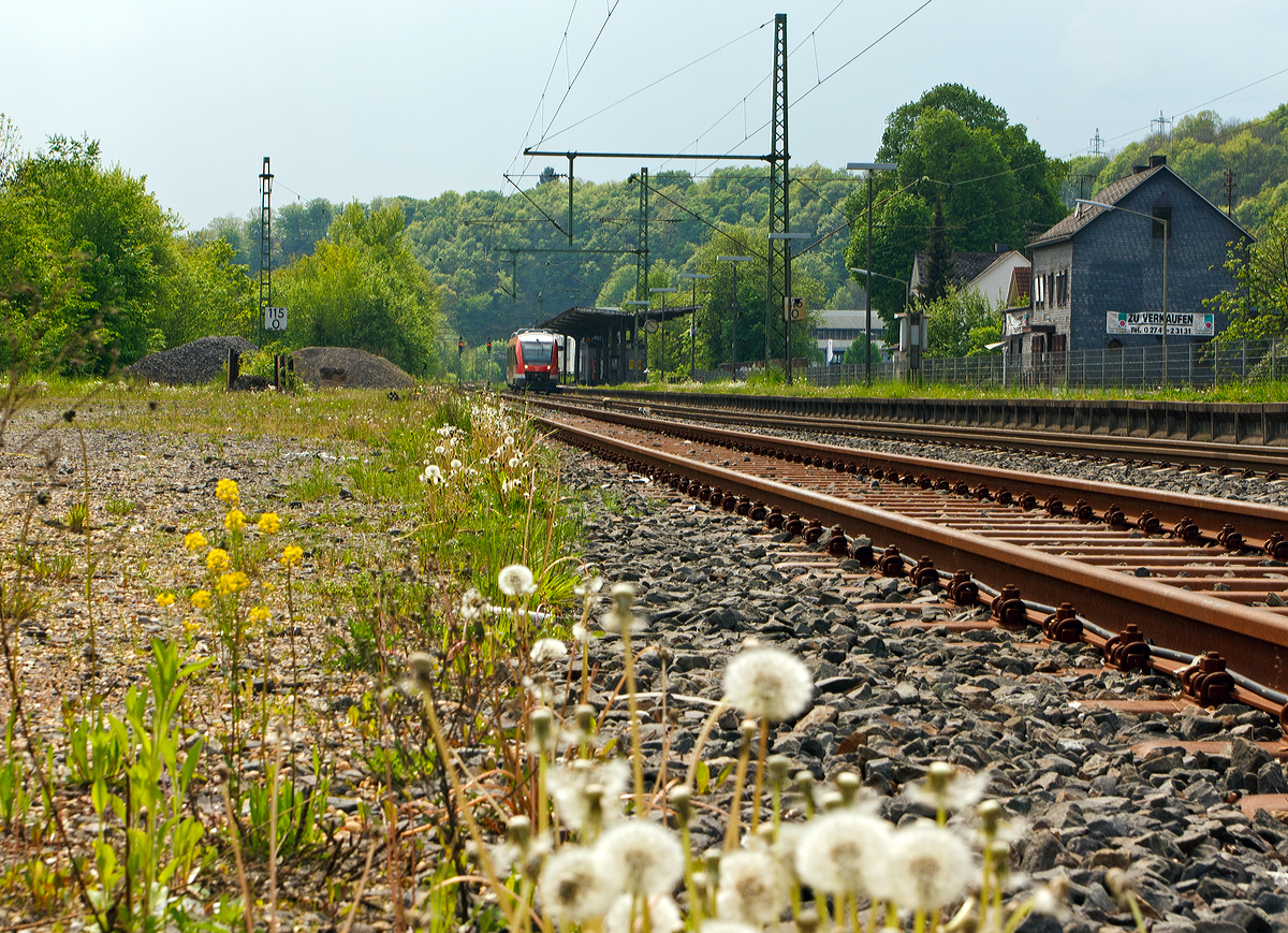 
Der Dieseltriebwagen 640 007-1 (95 80 0640 007-1 D-DB Abp) ein Alstom Coradia LINT 27 der DreiLnderBahn als RB 95   Sieg-Dill-Bahn   (Au/Sieg - Siegen - Dillenburg), beim Halt am Hp Brachbach am 01.05.2014.