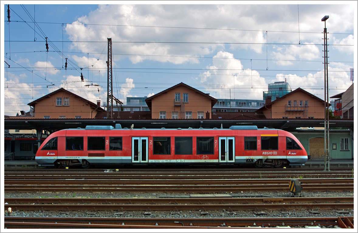 Der Dieseltriebwagen 640 014 (9580 0 640 014-6 D-DB ABp) ein Alstom Coradia LINT 27 der 3-Lnder-Bahn steht am 17.08.2013 am Gleis 55 im Hbf Siegen, als RB 93 (Rothaarbahn) Siegen-Kreuztal-Bad Berleburg, zur Abfahrt bereit.

Der LINT (Leichter Innovativer Nahverkehrstriebwagen) war eine Entwicklung von Linke-Hofmann-Busch (LHB) in Salzgitter. Diese wurde 1994/1995 vom franzsischen GEC-Alstom-Konzern bernommen, wo der LINT innerhalb der CORADIA-Familie vermarktet wird, wobei sie immer noch in Salzgitter gebaut werden.

Dieser einteilige VT wird von einem MTU 6R183TD13H Dieselmotor mit 315 kW (428 PS) Leistung ber Kardanwelle und Achsgetriebe angetrieben.

brigens die Typenbezeichnung 27 stammt von der gerundeten Lnge von 27,21 m.

Weitere Technische Daten:
Achsfolge:  B’2’
Eigengewicht: 41 t
Lnge ber Kupplung: 27.210 mm
Hchstgeschwindigkeit: 120 km/h.