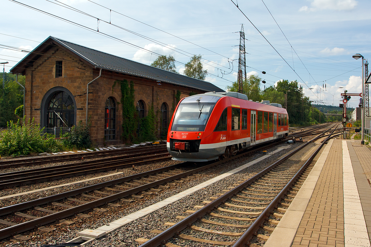 Der Dieseltriebwagen 640 017 (95 80 0640 017-9 D-DB ABp) ein Alstom Coradia LINT 27 der DreiLänderBahn (DB Regio NRW) erreicht am 27.07.2014, als RB 93  Rothaarbahn  (Bad Berleburg - Kreuztal - Siegen Hbf), den Bahnhof Kreuztal.

Der LINT 27 wurde 2000 bei Alstom (LHB) in Salzgitter unter der Fabriknummer 153797-019 gebaut. 

Bis zum Fahrplanwechsel Dezember 2014 wurde das Dieselnetz in der Region von der DB Regio NRW bedient.