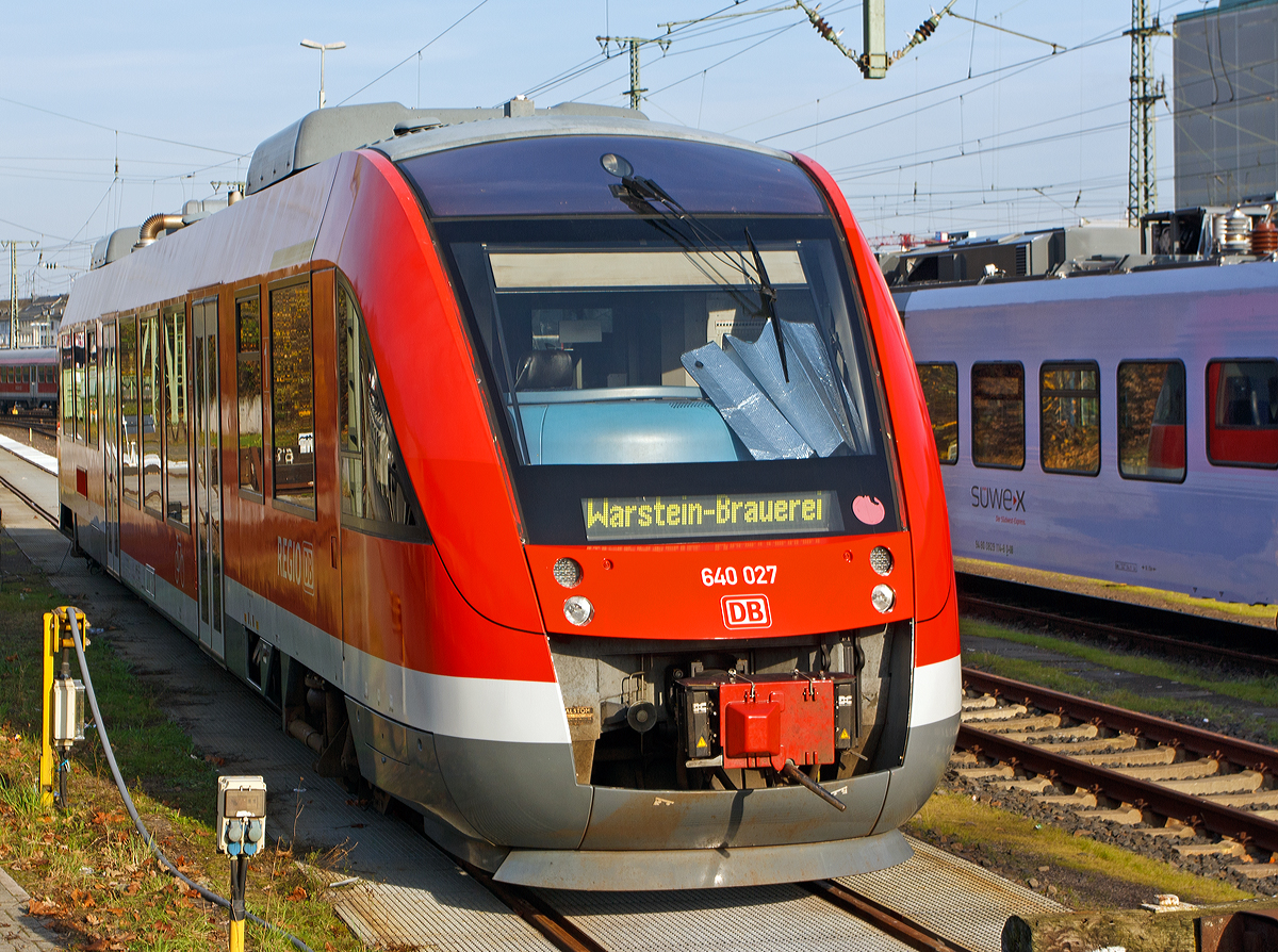 
Der Dieseltriebwagen 640 027 (95 80 0640 027-8 D-DB) ein Alstom Coradia LINT 27 der DB Regio ist am 23.11.2014 beim Hbf Koblenz abgestellt. 

Interessant ist die Zugzielanzeige „Warsteiner Brauerei“, denn von Koblenz nach Warstein sind es einige Kilometer Gleis. 

Der Dieseltriebwagen wurde 2000 von Alstom (LHB) in Salzgitter unter der Fabriknummer 153797-027 gebaut. Er hat die EBA-Nummer EBA 96W09R 027.