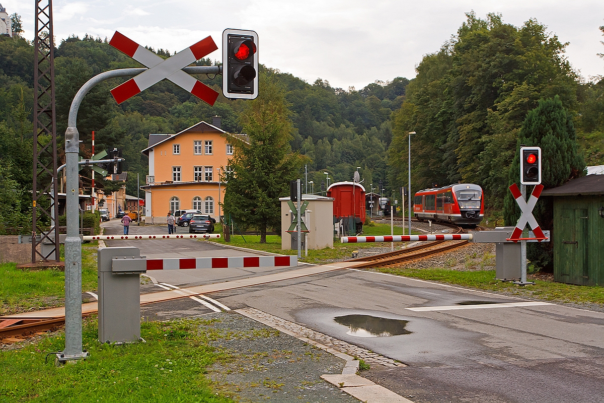 
Der Dieseltriebwagen 642 656 / 056 ein Siemens Desiro Classic der Erzgebigsbahn (DB Regio) fährt am 26.08.2013 vom Bahnhof Wolkenstein weiter in Richtung Chemnitz Hbf. 

Er fährt als RB 80 die Verbindung Annaberg-Buchholz Süd - Chemnitz Hbf . 

Am Bahnhof Wolkensteinhier gab es früher einen Anschluß an die Preßnitztalbahn (750 mm Schmalspurbahn Wolkenstein - Jöhstadt), zudem gibt es hier einzige Zughotel Deutschlands.
