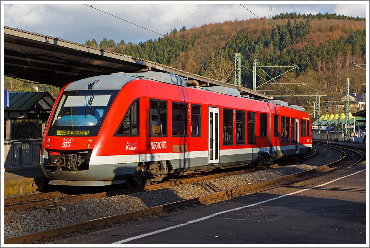 Der Dieseltriebwagen 648 203 / 648 703 der DreiLänderBahn (DB Regio) fährt als RB 95  Sieg-Dill-Bahn  (Dillenburg-Siegen-Betzdorf/Sieg-Au/Sieg) am 17.02.2014 in den Bahnhof Betzdorf (Sieg) ein.
Der zweiteilige Dieseltriebwagen vom Typ Alstom Coradia LINT 41 hat NVR-Nummern 95 80 0 648 203-7 D-DB Bpd und 95 80 0 648 203-6 D-DB ABpd.
