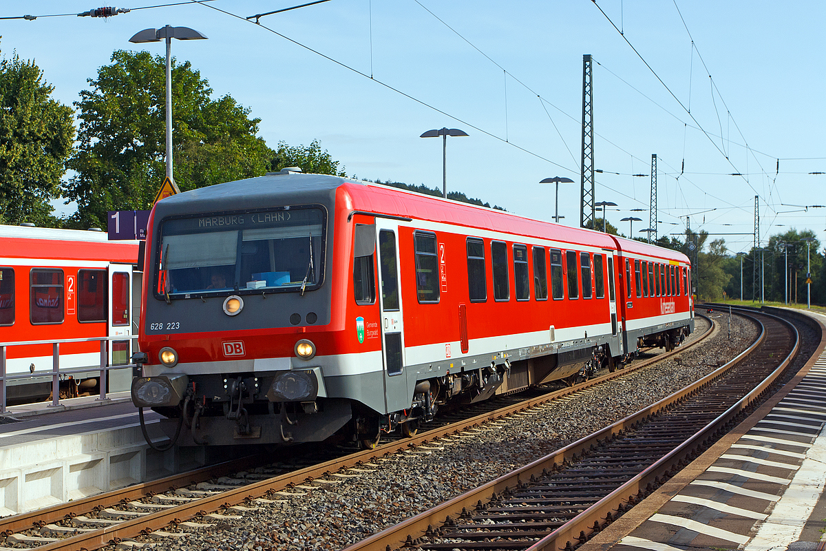 
Der Dieseltriebzug 628 223 / 928 223  Gemeinde Burgwald  (95 80 0628 223-9 D-DB / 95 80 0928 223-6 D-DB) der Kurhessenbahn (DB Regio) ist am 13.08.2014 in den Bf Cölbe, als RB 42  Burgwaldbahn   Frankenberg/Eder - Marburg/Lahn (Umlauf RB 23133), eingefahren. 

Der Triebzug wurde 1987 von der DUEWAG (Düsseldorfer Waggonfabrik AG) unter den Fabriknummern 88674 / 88675 gebaut.