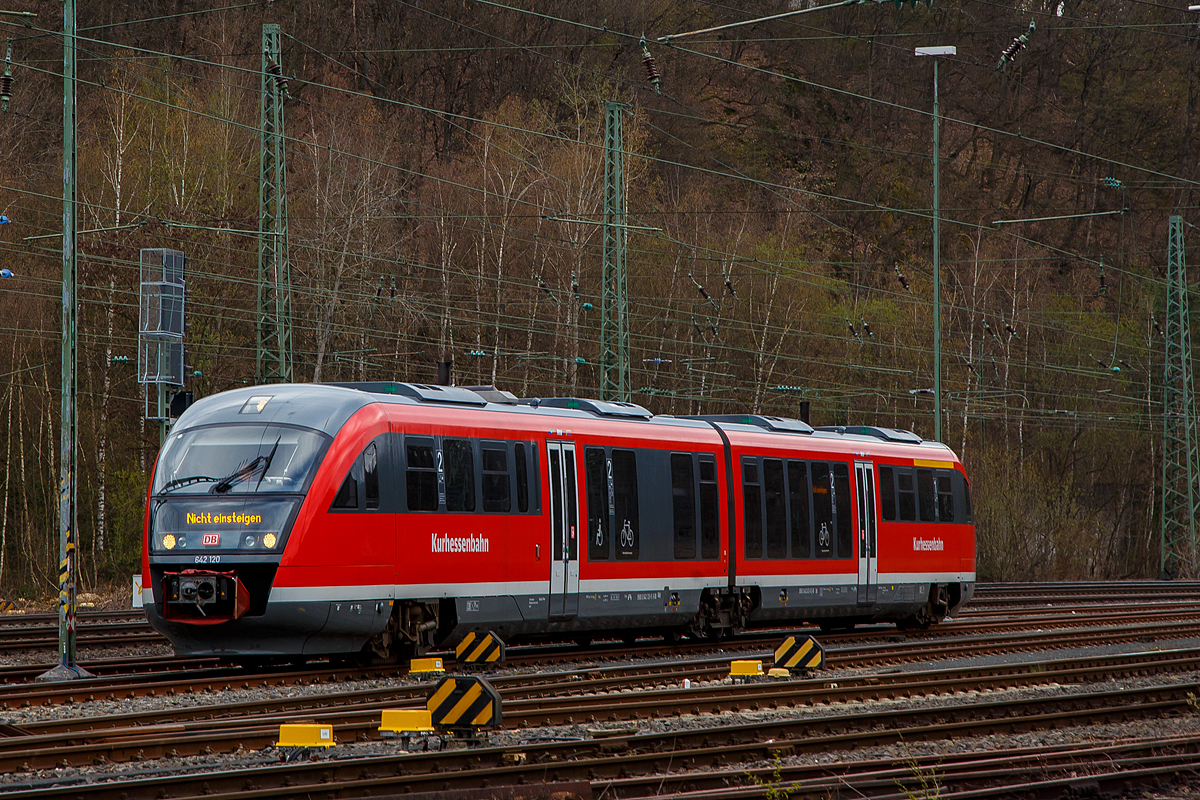 Der Dieseltriebzug 642 120 (95 80 0642 120-9 D-DB) / 642 620 (95 80 0642 620-8 D-DB), ein Siemens Desiro Classic der Kurhessenbahn (gehört zur DB Regio AG), hat am 17.04.2021in Betzdorf (Sieg) Pause, bevor er wieder, als RB 94 „Obere Lahntalbahn“ (Betzdorf - Siegen - Kreuztal - Erndtebrück - Bad Laasphe - Biedenkopf - Marburg), die Rückfahrt nach Marburg a. d. Lahn antritt.

Der Desiro Classic wurde 2001 von Siemens in Uerdingen gebaut, der VT 642 120 unter der Fabriknummer 91692 und der VT 642 620 unter der Fabriknummer 92152.

Die Baureihe 642 (Siemens Desiro Classic):
Ende der 1990er Jahre schrieb die DB eine größere Anzahl von Dieseltriebwagen aus, mit dem Ziel, den Betrieb auf Nebenbahnen wirtschaftlicher zu gestalten und dort die verbliebenen lokbespannten Züge abzulösen. Es wurden gut 500 Triebwagen, aufgeteilt in acht Baureihen, bei der Fahrzeugindustrie bestellt. Die stückzahlenmäßig größte Baureihe war der Desiro von Düwag bzw. Siemens, er wurde als Baureihe 642 in 231 Exemplaren beschafft.

Technik und Aufbau:
Der Wagenkasten ist aus selbsttragenden Aluminiumröhre in Integralbauweise konstruiert. Die Kopfteile mit den Führerständen sind als vorgefertigte GfK-Module ausgeführt, die auf das verlängerte Untergestell des Aluminiumwagenkastens aufgeklebt sind.

Der Fahrgastraum ist gegliedert in den Niederflurbereich (von einem Einstieg bis zum Sitzbereich über dem Jakobsdrehgestell) und die höher gelegenen Bereiche an jedem Wagenende. Aufgrund des vergleichsweise großen Motorraums besitzt die Baureihe 642 jedoch einen geringeren Niederfluranteil als vergleichbare Züge wie zum Beispiel Bombardier Talent oder Alstom Lint. Glaswände und -türen trennen Einstiegsräume und Übergangsbereiche voneinander ab.

Der Fahrgastraum wird durch eine Warmwasser-Umluft-Heizung, bei extremer Kälte durch Ölfeuerung geheizt. Im Sommer soll die Klimaanlage für behagliche Temperaturen sorgen, allerdings sind die Anlagen noch immer störanfällig. Pro Wagen können sechs Fenster gekippt werden.


Fahrwerke und Bremsen:
Zwei angetriebene Drehgestelle, ein nicht angetriebenes Jakobsdrehgestell mit Gummiprimärfedern und niveauregulierter Luftfederung in der Sekundärstufe. Je drei Wellenbremsscheiben
je Triebdrehgestell, zwei Radbremsscheiben je Radsatz im Jakobsdrehgestell. Magnetschienenbremse in den Triebdrehgestellen. Mikroprozessorgesteuerter Gleit- und Schleuderschutz. Die Triebwagen sind mit einer direkten elektropneumatischen Bremse (ep-Bremse) und einer indirekten mehrlösigen Druckluftbremse als Rückfallebene ausgestattet. Mit dem Retarder wird bei Nutzung der ep-Bremse zudem hydrodynamisch gebremst. Als Feststellbremse sind Federspeicherbremsen vorhanden. Die Magnetschienenbremse kommt bei Zwangs- und Schnellbremsungen zum Einsatz, bei Notbremsungen jedoch bleibt sie unwirksam. Zudem kann sie vom Triebfahrzeugführer über einen Kippschalter zugeschaltet werden.

Antrieb:
Der Triebzug wir von zwei MTU 6-Zylinder-Dieselmotor mit Abgasturboaufladung, Ladeluftkühlung mit jeweils 275 kW / 374 PS Leistung (Euro II) bei 1900 U/min angetrieben. (Bei anderen Kunden und Ausführungen auch 315, 335 oder 360 kW, sowie Motoren von MAN)
Diese befinden sich jeweils unter dem Hochflurbereich zwischen dem angetriebenen Drehgestell und dem Niederflurbereich. Ihr Drehmoment wird über ein hydromechanisches Fünfgang-Automatikgetriebe mit Anfahrwandler und integriertem Retarder auf das äußere Drehgestell übertragen.

Technische Daten (DB Regio Version) : 
Spurweite:  1.435 mm (Normalspur)
Achsformel:  B´2´B´
Länge über Kupplung:  41.700 mm
Drehzapfenabstand: 2 x 16.000 mm
Achsabstand im Drehgestell: 1.900 / 2.650 /1.900 mm
Lauf- und Treibraddurchmesser: 770 mm (neu) / 710 mm (abgenutzt)
Breite:  2.830 mm
Größte Höhe: 3.819 mm
Fußbodenhöhen: 1.250 mm (Hochflur) / 575 mm (Niederflurbereich)
Eigengewichtgewicht: 68,2 t
Zul. Gesamtgewicht:  88,7 t
Höchstgeschwindigkeit:  120 km/h
Motoren: zwei MTU 6-Zylinder-Dieselmotor 
Leistung: 2 x 315 kW 
Kraftübertragung: mechanisch (5-Gang-Automatikgetriebe mit hydraulischen Anfahrwandler)
Kraftstoffvorrat:  2 x 600 l
Heizölvorrat:  2 x 150 l
Max. Anfahrbeschleunigung: 1,1 m/s²
Max. Bremsverzögerung: Betriebsbremse 0,9 m/s² / Gefahrbremse 1,15 m/s²
Sitzplätze: 12 (1.Klasse) 109 (2.Klasse, davon 13 Klappsitze)
Stehplätze:  90
Scharfenberg Kupplung:  Typ 10
