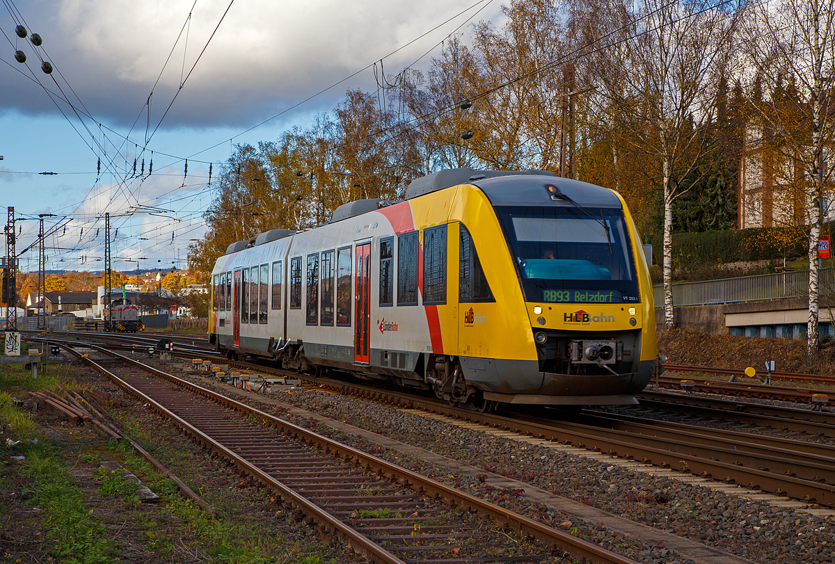 Der Dieseltriebzug VT 262 (95 80 0648 162-5 D-HEB / 95 80 0648 662-4 D-HEB) ein Alstom Coradia LINT 41 der HLB (Hessische Landesbahn) verlässt am 01.11.2021, als RB 93 Rothaarbahn (Bad Berleburg - Kreuztal - Siegen Hbf - Betzdorf), Kreuztal in Richtung Siegen.