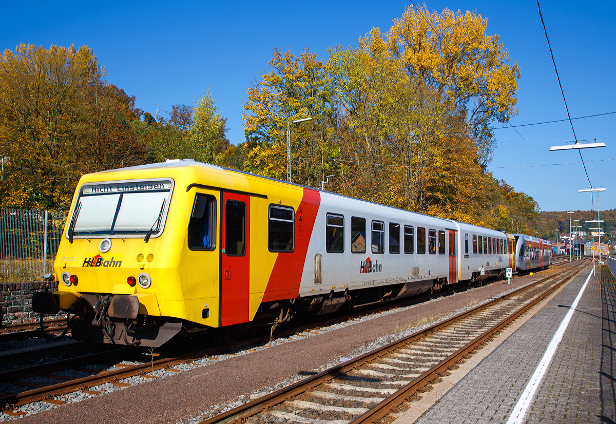 
Der Dieseltriebzug VT 72 der HLB (95 80 0628 072-0 D-HEB / 95 80 0629 072-9 D-HEB) ist am 15.10.2017 im Bahnhof Westerburg abgestellt. 

Der zweiteilige Dieseltriebwagen hat zwei angetriebene Motorwagen der Baureihe 628/629 (und nicht wie die BR 628/928 je einen Motor- und Steuerwagen). Der Triebzug wurde 1995 von der Firma DÜWAG (Düsseldorfer Waggonfabrik AG) unter den Fabriknummern 91345 und 91346 gebaut und an die Frankfurt-Königsteiner Eisenbahn (FKE) ausgeliefert. In Jahr 2013 wurde das Fahrzeug modernisiert und an das Fahrzeugdesign der HLB-Flotte angepasst.

Technische Daten:
Spurweite: 1.435 mm
Achsfolge: 2’B’+B’2’
Baureihe: 629
Art: 2-tlg. Dieseltriebwagen
Länge über Puffer: 46,4 m
Breite: 2.850 mm
Dienstgewicht: 84 t
Geschwindigkeit: 120 km/h
Leistung: 2x 485 kW
Fahrgastsitzplätze: 149 (davon 19 Klappsitze) / davon 1. Klasse: 8
Fahrzeugbestand bei der HLB: 1
Standort (BW): Siegen