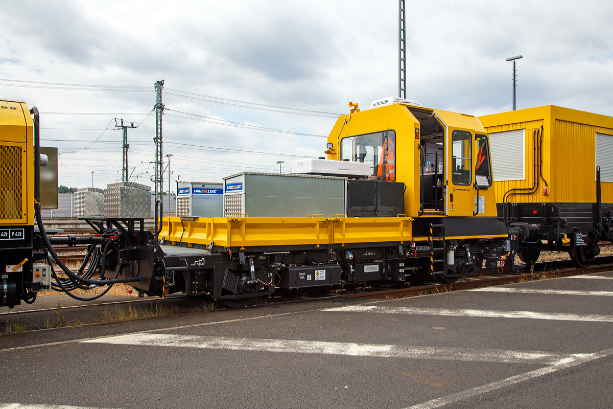 
Der Drehhobel D-HOB 2500 IV (D-HOB 4.0) der Schweerbau ist am 07.07.2019 beim ICE-Bahnhof Montabaur abgestellt.

Hier der Steuerwagen für den D-HOB 2500 IV (Schweres Nebenfahrzeug-Nr. D-SBAU 99 80 9580 003-8) einem ursprünglichen GAF 100 R (ex DB 97 17 50 131 18-9). Als GAF wurde es 1996 von der GBM Gleisbaumechanik Brandenburg/H. GmbH unter Fabriknummer  52.1.104 gebaut.

Das Fahrzeug wird als Steuerwagen eingesetzt und besitzt keinen eigenen Antrieb mehr.

TECHNISCHE DATEN Steuerwagen (D-SBAU 99 80 9580 003-8):
Anzahl der Achsen: 2
Länge über Puffer: 9.080 mm
Achsabstand: 4.800 mm
Breite: 2.600 mm
Höhe: 3.910 mm
Gewicht: 16 t
Nutzlast: 4 t
Höchstgeschwindigkeit: 100 km/h
Zur Mitfahrt zugel. Personen: 6
Zugelassen für Streckenklasse A oder höher.
Darf nur zusammengekuppelt mit dem Technologieträger D-HOB 2500 und dem Spänetransportwagen STW 01 in Zügen eingestellt werden.
