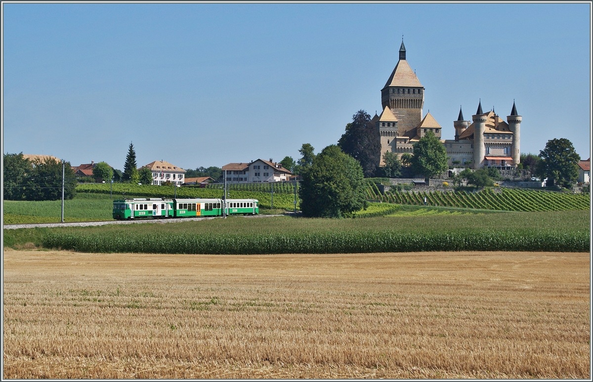 Der dreiteilige BAM Regionalzug 114 auf der Fahrt von Morges nach Bière vor der Kulisse des Château de Vufflens. 
15. Aug. 2013