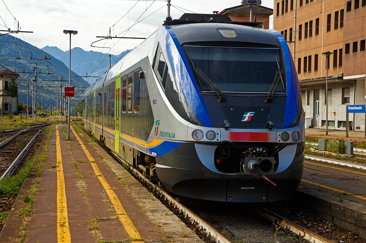 Der dreiteilige Minuetto Elettrico ME 053 (94 83 3501 053-x I-TI) der Trenitalia, abgestellt am 15.09.2017 im Bahnhof Domodossola. Er präsentiert sich zudem in der neuen modernen Farbgebung.

Diese dreiteiligen Elektrotriebzüge der italienischen Baureihe ALe 501 / Le 220 / ALe 502 (ME - Minuetto Elettrico) ist die Mutter der Produktfamilie der Alstom Coradia Meridian, von diesen wurden später auch Triebzüge für Deutschland und Nordeuropa abgeleitet. Von dieser elektrischen Variante wurden 136 Stück zwischen 2003 und 2010 gebaut. 