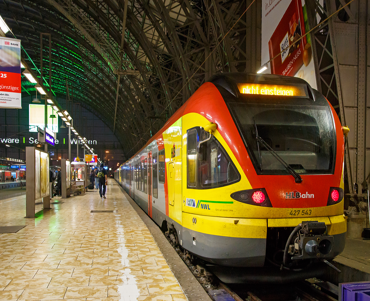 
Der dreiteilige Stadler FLIRT 427 543 / 429 043 gekoppelt mit dem fünfteiligen Stadler FLIRT 429 044 / 429 545 der Hessische Landesbahn GmbH (HLB) ist am frühen Morgen des 05.10.2015 (pünktlich), als HLB24901 bzw. RE 40  Main-Sieg-Express  (Siegen - Wetzlar - Bad Nauheim - Frankfurt am Main Hbf) in den Hauptbahnhof Frankfurt am Main eingefahren. 

Dieser Zug hält nicht Gießen, so muss er die Fahrtrichtung nicht wechseln.