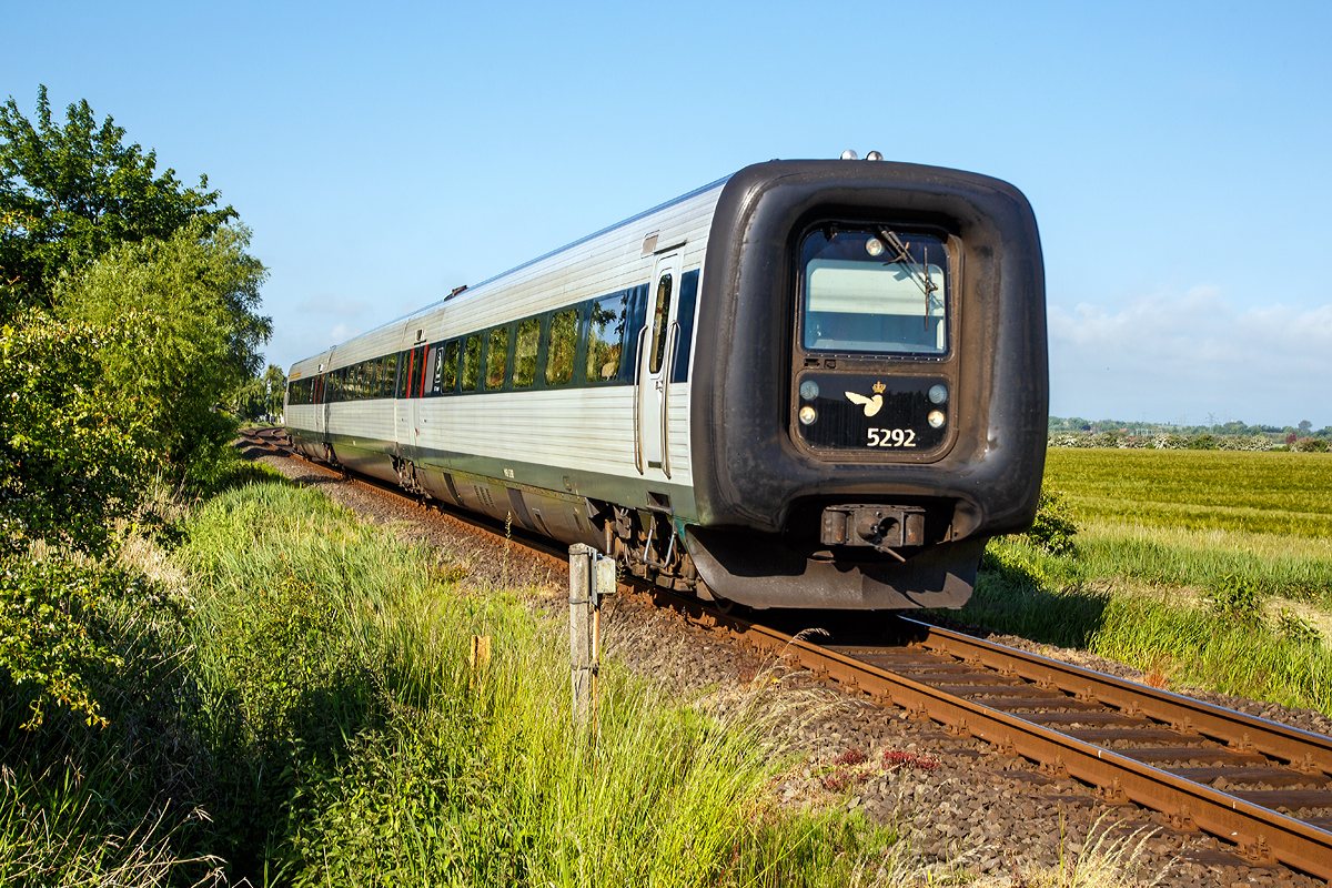 
Der DSB IC3 – MFB 5292 / FF 5492 / MFA 5092 fhrt am 12.06.2015 als EC 31 (Hamburg - Lbeck - Puttgarten - Rdby - Kopenhagen), hier auf der „Vogelfluglinie“ beim B 69,8 der Bahnstrecke Lbeck–Puttgarten (KBS 141) bei Groenbrode .

Die DSB-Baureihe MF 5000 ist ein fr die DSB (Danske Statsbaner / Dnische Staatsbahn) vom Hersteller ABB Scandia in Randers (Dnemark) entworfener, dreiteiliger Dieseltriebzug fr den berregionalen Verkehr.  Umgangssprachlich werden sie auch, wie auch andere Triebwagen mit Gummiwlsten, als Gumminase genannt. 

Die Bauart ist unter der Bezeichnung IC3 in Dnemark seit 1989 weit verbreitet. Seit 1993 existiert eine Weiterentwicklung mit der Bezeichnung IR4 (siehe DSB-Baureihe ER); ein vierteiliger Elektrotriebzug, der mit dem IC3 im Zugverband gefahren werden kann. 

Seine Besonderheit ist ein wegklappbarer Fhrerstand, der zu einem Durchgang um funktionier bar ist. Auf diese Weise lassen sich maximal fnf IC3- bzw. IR4-Einheiten zu einem durchgngigen Zug kuppeln. Der Wagenbergang ist dank des Gummiwulstes zugluftdicht. Die Gummiwlste werden im Regelfall mit Druckluft gefllt und damit in Form gehalten, zum Kuppeln und Entkuppeln werden sie entleert.

Eine Einheit besteht aus drei Wagenksten (Motorwagen MFA 50xx, Mittelwagen FF 54xx und Motorwagen MFB 52xx), die auf insgesamt vier Drehgestellen (davon zwei Jakobs-Drehgestelle) ruhen. Ursprnglich hatten sie vier luftgekhlte 8-Zylinder Deutz Dieselmotoren vom Typ BF8L513CP mit 294 kW Leistung. Die Kraftbertragung erfolgt mechanisch.Ab 2005 wurdendie Fahrzeuge remotorisiert und smtliche Motoren durch neue wassergekhlte V-6-Zylinder Deutz Dieselmotoren vom Typ vom Typ TCD2015  (Euro III) mit je 330 kW ersetzt. Im Zuge der Remotorisierung wurden die ursprnglichen 5-Gang-Automatikgetriebe vom Typ Ecomat 5HP600 des Herstellers ZF Friedrichshafen gegen neue 12-Gang-Automatikgetriebe vom Typ AS Tronic Rail (Variante 12 AS 2303 R), ebenfalls von ZF ersetzt. 

Die Triebzge sind mit dem Zugsicherungssystem ATC fr Dnemark sowie die Einheiten MF 5076 bis 5092 mit PZB 90 (Indusi) fr Deutschland ausgestattet. Diese werden unter anderem fr die EuroCity-Zge auf der Vogelfluglinie von Kopenhagen ber Puttgarden sowie von Aarhus ber Padborg nach Hamburg eingesetzt.

Technische Daten:
Hersteller:  ABB Scandia
Baujahre:  1989–1998
Spurweite:  1435 mm (Normalspur)
Achsformel:  (1A)+(A1)+(1A)+(A1)
Lnge ber Kupplung:  58.820 mm  (20,54 m / 17,74 m / 20,54m)
Hhe:  3.850 mm
Breite:  3.100 mm
Dienstmasse:  97,0 t
Hchstgeschwindigkeit:  180 km/h
Installierte Leistung:  1.320 kW / 1795 PS (ursprnglich 1.176 kW)
Beschleunigung:  bis zu 1,0 m/s2
Dieselmotoren 4  V 6-Zylinder Deutz TCD2015 (Euro III) mit 330 kW
Leistungsbertragung:  mechanisch,12-Gang-Automatikgetriebe ZF-AS Tronic Rail (12 AS 2303 R)
Zugbremse:  Druckluftbremse, Magnetschienenbremse
Kupplungstyp:  Scharfenbergkupplung
Sitzpltze:  16 (1. Klasse) / 122 (2. Klasse)
Klappsitze: 6
Fubodenhhe:  1,30 m
