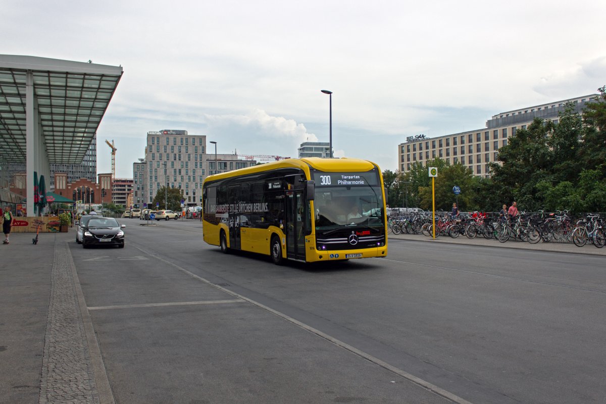 Der durchgehende 10-Minuten-Takt der neuen Linie 300 bedeutet f�r die erschlossenen Gebiete �stlich des Alexanderplatzes eine Verdoppelung des Busangebots. Nach der Vorstellung der BVG soll insbesondere die sehr touristische Gegend rund um die East Side Gallery von dieser Taktverdichtung profitieren. Nebenbei ist aber auch der Ostbahnhof, der zu DDR-Zeiten Hauptbahnhof hie�, aber in den letzen 20 Jahren deutlich an Bedeutung verloren hat, Nutznie�er dieser Ma�nahme.
Wagen 1816 ist am 28.08. auf dem Weg in Richtung Westen.