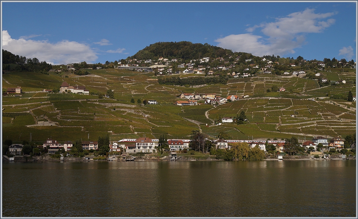 Der EC 34, ein FS ETR 610, von Milano nach Genève unterwegs versteckt sich bei der Durchfahrt in Villette hinter den Häusern des kleine Ortes im Lavaux. 

1. Okt. 2019