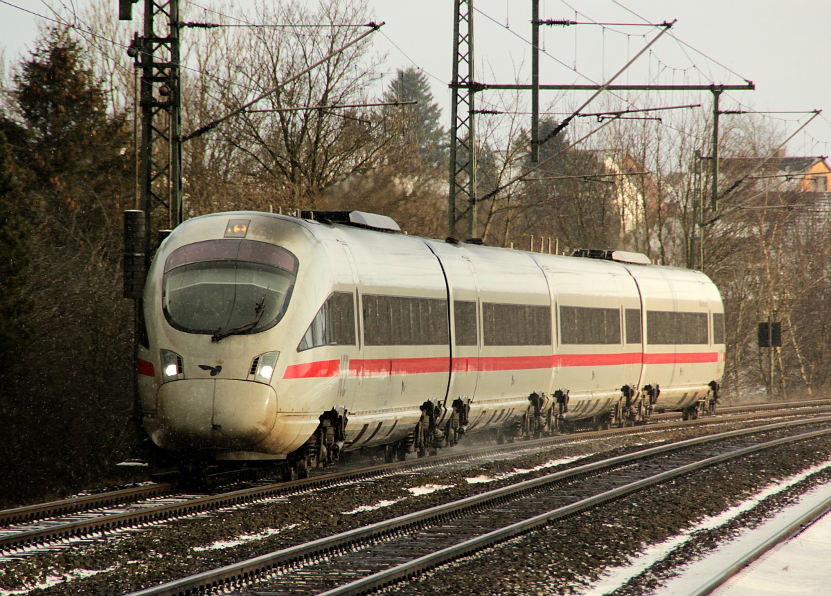 Der EC 386 nach Aarhus wurde heute am 10.2.2012 vom ICE-TD 605 005  Ostseebad Heringsdorf  gefahren und ist hier kurz vor seinem Halt in Schleswig.