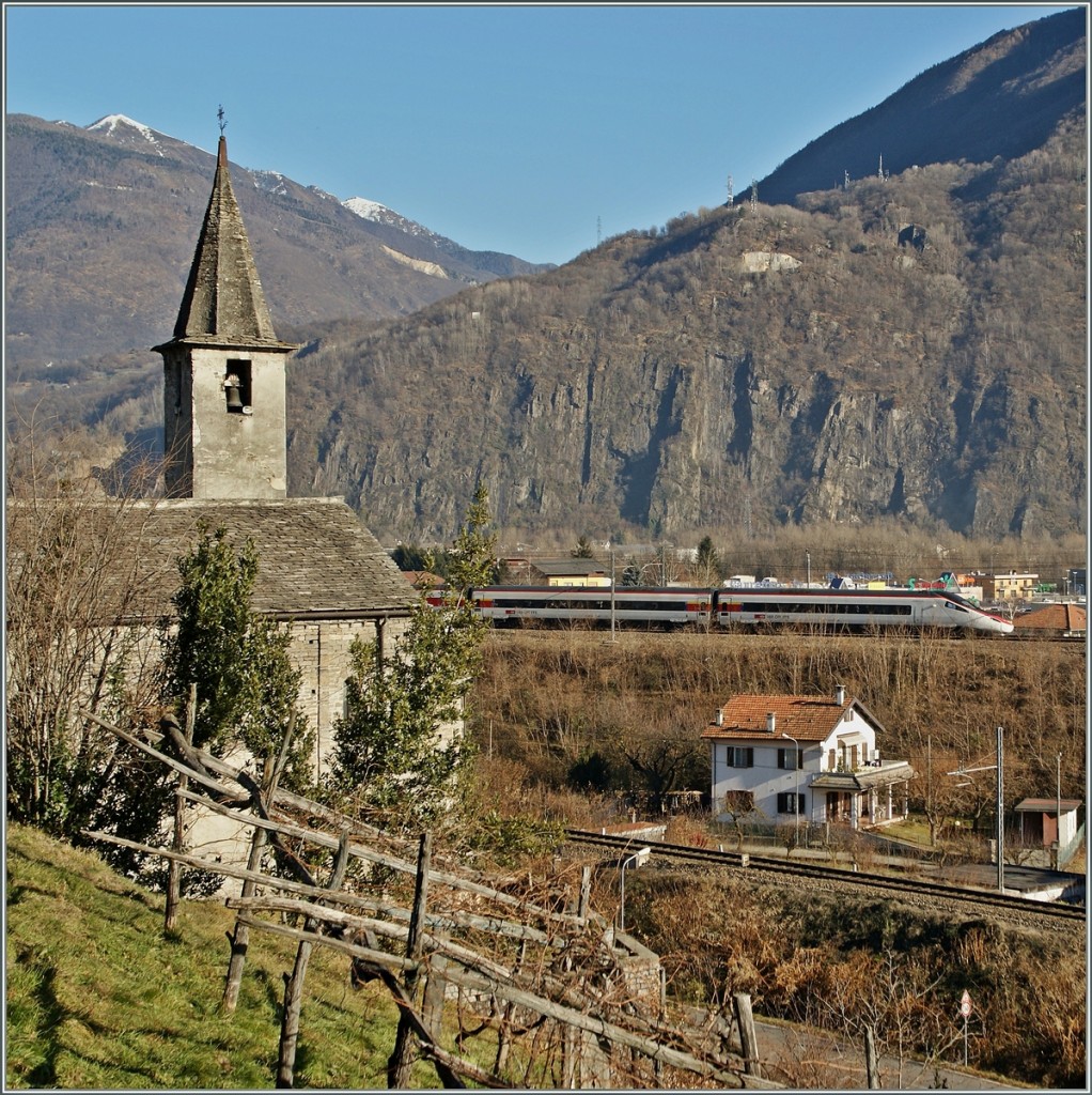 Der EC 52 MIlano - Basel erreicht in Kürze Domodossla. 
Links im Bild die Kriche San Quirico aus dem 11. Jahrhundert.
17. Dez. 2013