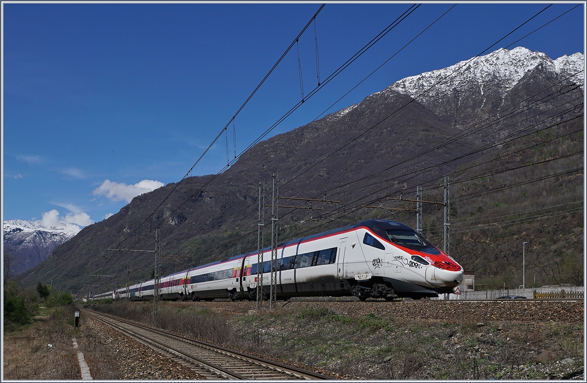 Der EC 52 von Milano Centrale nach Frankfurt am Main Hbf kurz vor Premosello, einer der beiden RABe 503 verkehrt dabei nur bis Basel SBB. 
8. April 2019