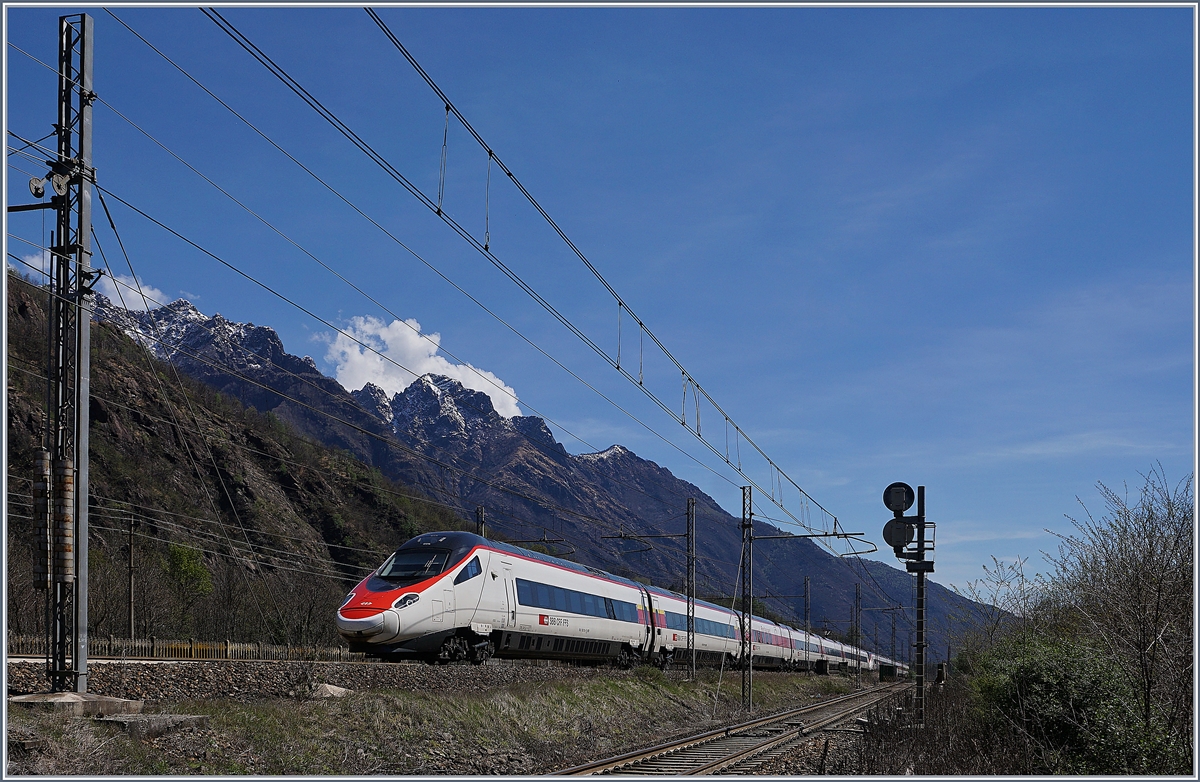 Der EC 52 von Milano Centrale nach Frankfurt am Main Hbf kurz vor Premosello, einer der beiden RABe 503 verkehrt dabei nur bis Basel SBB. 

8. April 2019