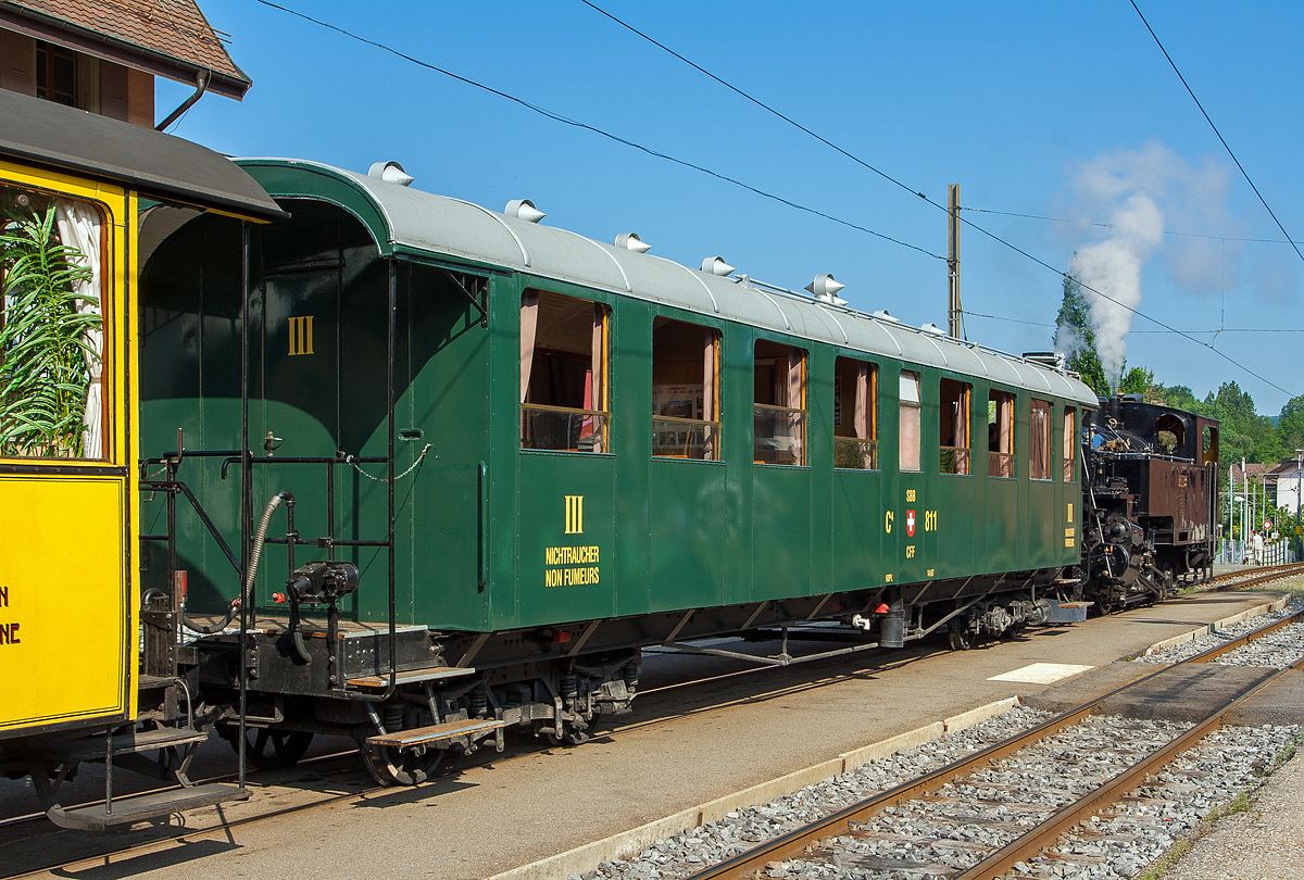
Der ehemalige 3.Klasse – Großraum  - Nichtraucher Plattformwagen SBB Brünig C4 811 (später B 811), der Museumsbahn Blonay-Chamby, am 27.05.2012 im Bahnhof Blonay. Vorne die HG 3/4 Zahnraddampflok B.F.D.  N° 3  (Brig–Furka–Disentis-Bahn), der Zug steht zur Weiterfahrt nach Vevey bereit.

In den 1920er und den frühen 1930er Jahren hat die Schweizerische Industrie-Gesellschaft Neuhausen (SIG) der SBB Brünig (Brünigbahn, seit 2005 zur zb – Zentralbahn) die vierachsigen offenen Plattformwagen abgeliefert. Diese Wagen standen bis ca.1970 bei der Brünigbahn in Betrieb und wurden danach verschrottet oder an andere Bahngesellschaften verkauft.

Der C4 811 (später B 811) wurde 1930 von SIG gebaut und an die Brünigbahn geliefert, 1969 wurde er an die Chemins de fer fribourgeois Gruyère–Fribourg–Morat (GFM, heute TPF - Freiburgische Verkehrsbetriebe AG).  An die Museumsbahn Blonay-Chamby ging er 2003, wo er 2009 mit viel Liebe und Kleinarbeit zum größten Teil in den Originalzustand zurückgebaut wurde. Oft kam er auch mit der ehemaligen Brüniglok G3/3 109 zu Einsatz. Im Winter 2014 wurde der Wagen von der BC an den Verein GFM Historic unter Auflagen abgegeben.

TECHNISCHE DATEN: 
Nummerierungen: C4 801 bis 827
Spurweite:	1.000 mm (Meterspur)
Hersteller:	SIG
Länge über Kupplung: 14.530 mm
Drehzapfenabstand: 10.000 mm
Achsabstand im Drehgestell: 1.800 mm
Laufraddurchmesser: 700 mm (neu)
Länge des Wagenkastens: 12.360 mm
Breite: 2.540 mm
Eigengewicht: 14,6 t
Sitzplätze:	60	
Zahnradbremsen: urspr. 2 (Zahnstangensystem Riggenbach)
Höchstgeschwindigkeit: 75 km/h (ursprünglich)
