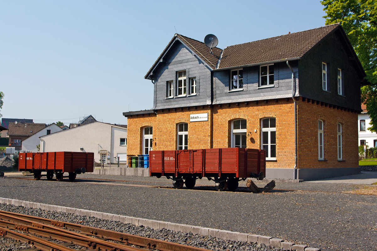 
Der ehemalige Bahnhof Asbach (Westerwald) am 08.06.2014, früher (bis  1. Dezember 1956) Endpunkt der 38,4 km langen 785 mm-Schmalspurstrecke (Bonn-) Beuel–Niederpleis–Hennef–Asbach der Rhein-Sieg Eisenbahn. 
Davor stehen die offenen Schmalspur-Güterwagen ex RSE 811 Om  und 812 Om. 

Heute befindet sich hier das kleine aber schmucke Eisenbahnmuseum Asbach. http://www.museum-asbach.de/index.html 