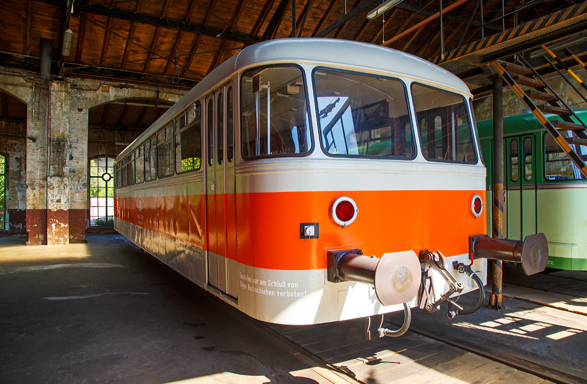 
Der ehemaligen DB Besichtigungswagen 395 (60 80 99 23 357-9), ex DB 998 115-0 ,ex DB VB 98 115, am 30.08.2015 im Lokschuppen von dem Südwestfälisches Eisenbahnmuseum in Siegen

Das Fahrzeug wurde 1955 von dem Orion-Werk in Eschwege gebaut und als VB 98 115 an die Deutsche Bundesbahn geliefert. In Jahr 1968 erfolgte die Umzeichnung in DB 998 115-0, diese Bezeichnung trug es bis zur Ausmusterung am29.07.1982.

Im Jahr 1983 erfolgte der Umbau zum Bahnhofswagen (Tagungswagen) Düsseldorf 65175, später wurde er zu 60 80 99 23 357-9 / Besichtigungswagen 395 (Neubauamt Düsseldorf S-Bahn Tagungs- und Bereisungswagen) bis er 1999 ausgemustert und an EAKJ, Eisenbahn-Amateurklub Jülich verkauft wurde. 