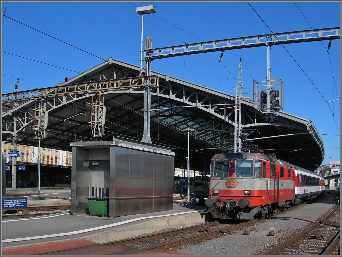 Der ehemals bunte IR 1537 ist zwischenzeitlich etwas farblos geworden, prunkte jedoch heut mir einem Juwel: der Swiss Express Re 4/4 II 11109, hier kurz vor der Abfahrt in Lausanne zu sehen. 
9. April 2015 