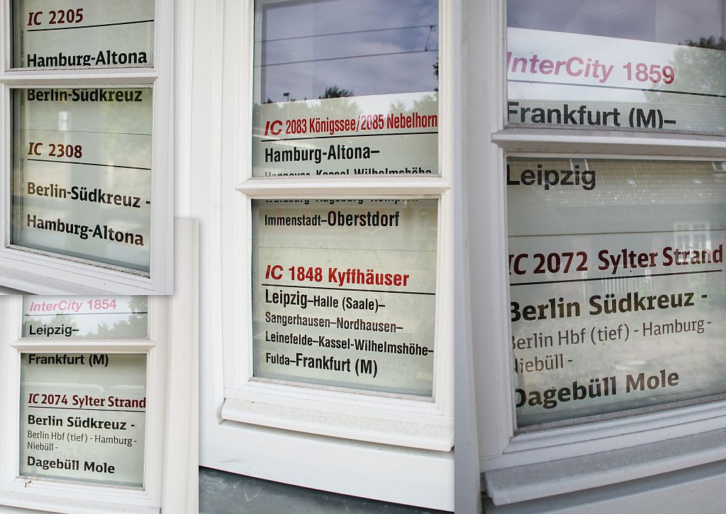 Der Einblick in den Aufenthaltsraum für Bahnmitarbeiter im Flensburger Bahnhof wird durch eine Sammlung von alten Zuglaufschildern verhindert. Flensburg 31.08.2012