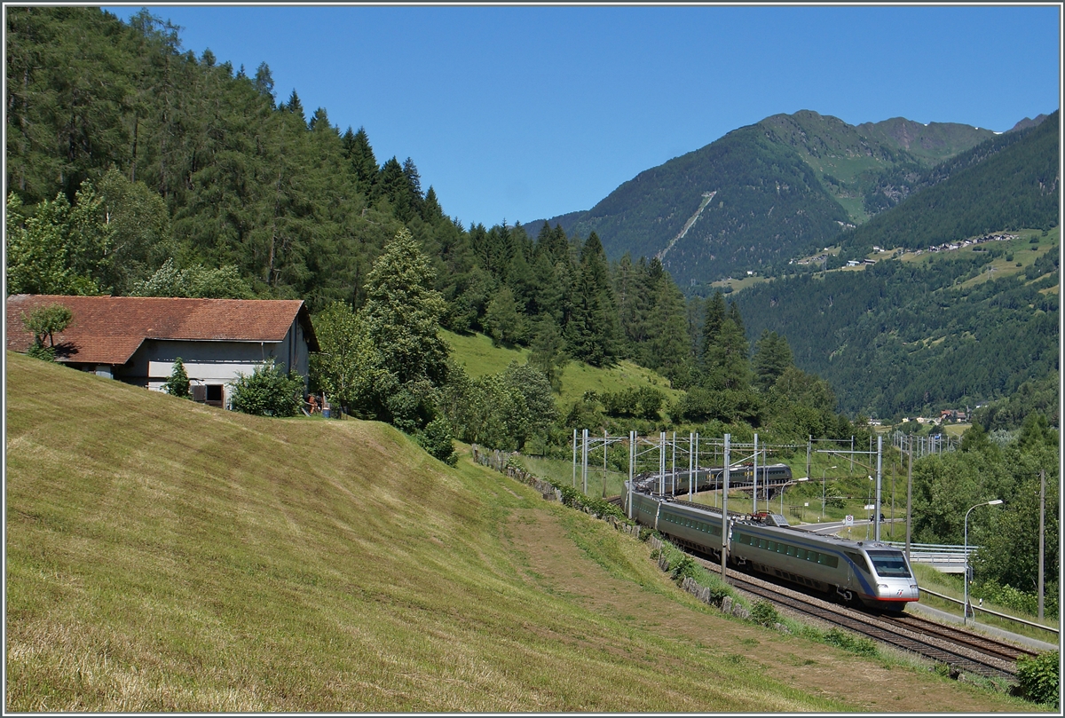 Der Einsatz der ETR 470 neigt sich dem Ende entgegen: Als EC 15 unterwegs von Zürich nach Milano, konnte ich diesen FS ETR kurz vor Rodi Fiesseo fotografieren.
24. Juni 2015

