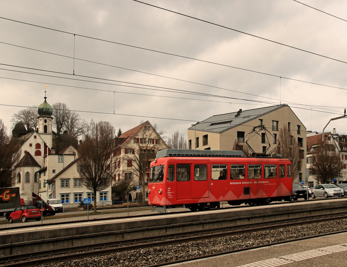 Der einzige Triebwagen BDe 1/2 der Rheineck-Walzenhausen Bahn bei der Ausfahrt aus Rheineck. 27.Februar 2023 