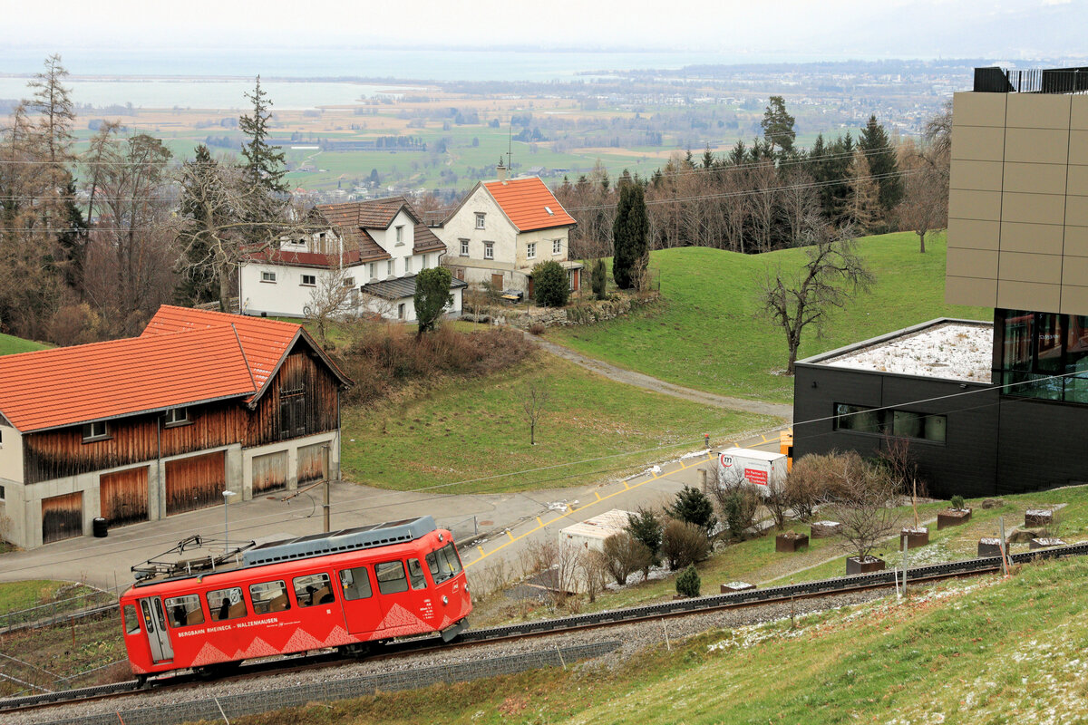 Der einzige Triebwagen BDe 1/2 der Rheineck-Walzenhausen Bahn unterhalb Walzenhausen, mit Blick Richtung Oesterreich und den Südostzipfel des Bodensees. 27.Februar 2023 