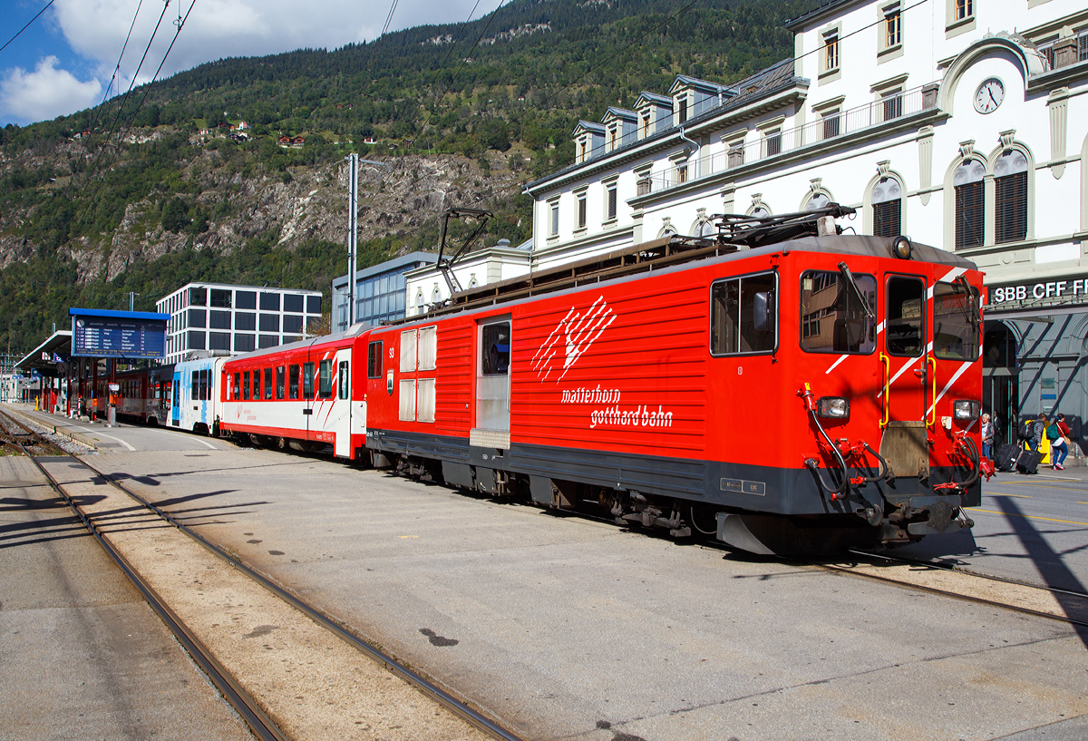 
Der Elektrischer Zahnradtriebwagen Deh 4 /4 - 93 „Oberwald“ fhrt am 16.09.2017, mit einem Regionalzug, vom Bahnhof Brig weiter in Richtung Andermatt. 

Der Gepcktriebwagen wurde 1979 von SLM (mechanischer Teil, Lokomotivkasten) und BBC (elektrische Ausrstung) gebaut.

Die vier 1979 bei der Furka- Oberalp-Bahn in Betrieb genommenen Gepcktriebwagen sind fr Adhsions- und Zahnstangenstrecken konzipiert. Zwei weitere Einheiten wurden 1982 in Auftrag gegeben. Sie werden auf dem ganzen Streckennetz – maximale Steigung 179%o - als Triebfahrzeuge fr Zge mit vier bis fnf Wagen eingesetzt.
Der biege- und verwindungssteife, extrem leichte Kasten wurde in Stahl ausgefhrt und die hohe Steifigkeit durch Strukturgebung erzielt. Dem leichten Innenausbau und der ergonomischen Fhrerstandgestaltung wurde ebenfalls besondere Aufmerksamkeit geschenkt.
Die Drehgestelle, die durch tiefliegende Drehzapfen ber Traversen  it dem Kasten verbunden sind, enthalten je zwei Antriebsmotoren. Die Betriebsverhltnisse erfordern drei unabhngige Bremssysteme.

Die ehemaligen Deh 4/4 I und II der FO (Furka-Oberalp-Bahn) werden im Einsatz nicht unterschieden, wenn ntig, dann anhand der Seriennummern 2.., 5.. und 9... Wobei sie sich optisch und technisch schon etwas unterscheiden. Sie werden hauptschlich zusammen mit zwei Mittelwagen und einem Steuerwagen als fest gekuppelte Pendelzge eingesetzt. Zwischen Disentis und Andermatt (Oberalp, 110‰) kann ein und zwischen Visp und Andermatt (Goms, 90‰) knnen zwei, im Sommer drei Verstrkungswagen angehngt werden. Zwischen Andermatt und Gschenen (Schllenenschlucht, 179‰) sind keine Verstrkungswagen mglich. Die Pendelzge sind innerhalb der Komposition mit der automatischen +GF+-Kupplung (GFN) verbunden. Fr andere Verwendungen mssen die Kupplungen getauscht werden. Mindestens ein Triebwagen, frher waren dies meist Nr. 95 oder 96, dient als Ersatzfahrzeug fr die brigen Deh und wird auch allein fr berfuhren eingesetzt. Frher wurden auch Gterzge nach Gschenen gefhrt.

Technische Daten:
Spurweite: 1.000 mm
Achsformel: Bo’Bo’
Lnge ber Puffer: 15.500 mm
Drehzapfenabstand: 8.800 mm
Achsabstand im Drehgestell: 2.790 mm
Grte Breite: 2.683 mm
Grte Hhe (bei abgesenkten Stromabnehmer): 3.880 mm
Leergewicht: 49,5 t (davon Mechanischer Teil 28 ,5 t)
Dienstgewicht: 51,0 t
Maximale Zuladung: 1,5 t
Hchstgeschwindigkeit: Adhsion 60 km/h / Zahnstange 30 km/h
Stundenleistung: 1.032 kW
Dauerleistung: 936 kW
Stundenzugkraft am Rad: 117,2 kN
Dauerzugkraft am Rad: 101,2 kN
Maximale Zugkraft am Rad: 247,2 kN
Stromsystem: 11 kV 16,7 Hz AC
Anzahl der Fahrmotoren: 4
