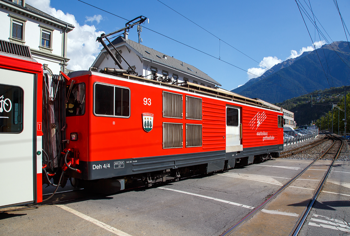 
Der Elektrischer Zahnradtriebwagen Deh 4 /4 - 93 „Oberwald“ fährt am 16.09.2017, mit einem Regionalzug, vom Bahnhof Brig weiter in Richtung Andermatt. 

Der Gepäcktriebwagen wurde 1979 von SLM (mechanischer Teil, Lokomotivkasten) und BBC (elektrische Ausrüstung) gebaut.

Die vier 1979 bei der Furka- Oberalp-Bahn in Betrieb genommenen Gepäcktriebwagen sind für Adhäsions- und Zahnstangenstrecken konzipiert. Zwei weitere Einheiten wurden 1982 in Auftrag gegeben. Sie werden auf dem ganzen Streckennetz – maximale Steigung 179%o - als Triebfahrzeuge für Züge mit vier bis fünf Wagen eingesetzt.
Der biege- und verwindungssteife, extrem leichte Kasten wurde in Stahl ausgeführt und die hohe Steifigkeit durch Strukturgebung erzielt. Dem leichten Innenausbau und der ergonomischen Führerstandgestaltung wurde ebenfalls besondere Aufmerksamkeit geschenkt.
Die Drehgestelle, die durch tiefliegende Drehzapfen über Traversen  it dem Kasten verbunden sind, enthalten je zwei Antriebsmotoren. Die Betriebsverhältnisse erfordern drei unabhängige Bremssysteme.

Die ehemaligen Deh 4/4 I und II der FO (Furka-Oberalp-Bahn) werden im Einsatz nicht unterschieden, wenn nötig, dann anhand der Seriennummern 2.., 5.. und 9...Sie werden hauptsächlich zusammen mit zwei Mittelwagen und einem Steuerwagen als fest gekuppelte Pendelzüge eingesetzt. Zwischen Disentis und Andermatt (Oberalp, 110‰) kann ein und zwischen Visp und Andermatt (Goms, 90‰) können zwei, im Sommer drei Verstärkungswagen angehängt werden. Zwischen Andermatt und Göschenen (Schöllenenschlucht, 179‰) sind keine Verstärkungswagen möglich. Die Pendelzüge sind innerhalb der Komposition mit der automatischen +GF+-Kupplung (GFN) verbunden. Für andere Verwendungen müssen die Kupplungen getauscht werden. Mindestens ein Triebwagen, früher waren dies meist Nr. 95 oder 96, dient als Ersatzfahrzeug für die übrigen Deh und wird auch allein für Überfuhren eingesetzt. Früher wurden auch Güterzüge nach Göschenen geführt.

Technische Daten:
Spurweite: 1.000 mm
Achsformel: Bo’Bo’
Länge über Puffer: 15.500 mm
Drehzapfenabstand: 8.800 mm
Achsabstand im Drehgestell: 2.790 mm
Größte Breite: 2.683 mm
Größte Höhe (bei abgesenkten Stromabnehmer): 3.880 mm
Leergewicht: 49,5 t (davon Mechanischer Teil 28 ,5 t)
Dienstgewicht: 51,0 t
Maximale Zuladung: 1,5 t
Höchstgeschwindigkeit: Adhäsion 60 km/h / Zahnstange 30 km/h
Stundenleistung: 1.032 kW
Dauerleistung: 936 kW
Stundenzugkraft am Rad: 117,2 kN
Dauerzugkraft am Rad: 101,2 kN
Maximale Zugkraft am Rad: 247,2 kN
Stromsystem: 11 kV 16,7 Hz AC
Anzahl der Fahrmotoren: 4
