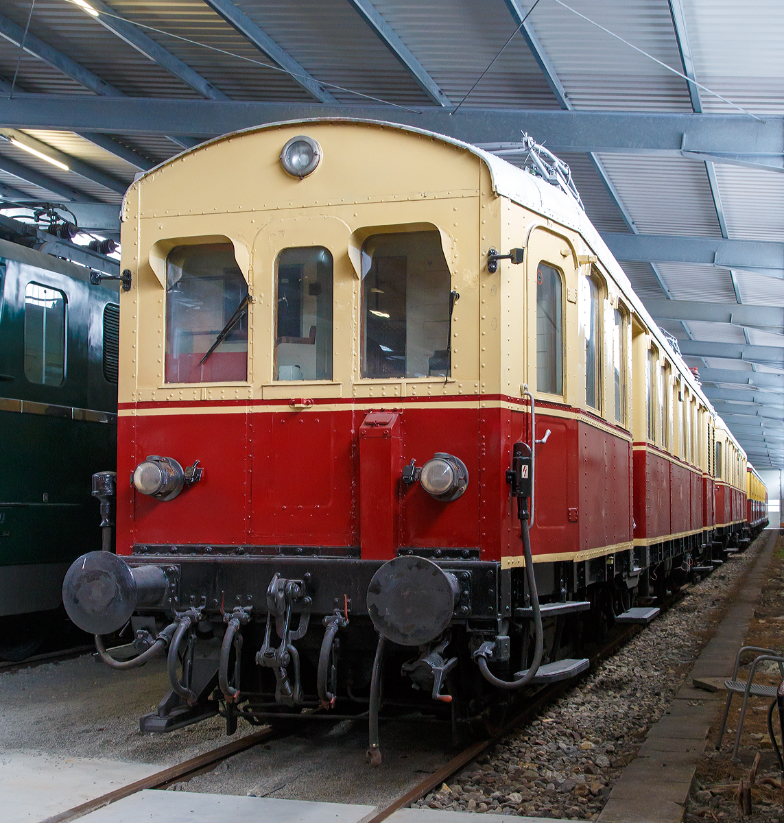 Der Elektrotriebwagen ET 85 07, ex DB 485 00, ex DRG elT 1107, gekuppelt mit dem Steuerwagen ES 85 15, ex DB 885 615, ex DRG elS 2115, ausgestellt am 09.09.2017 in der SVG Eisenbahn-Erlebniswelt Horb.

Der Elektrotriebwagen ET 85 07 wurde 1927 von der H. Fuchs Waggonfabrik AG in Heidelberg-Kirchheim gebaut und als Nahverkehrstriebwagen elT 1107 an die Deutsche Reichsbahn-Gesellschaft geliefert. Der Steuerwagen wurde 1927 von MAN (Maschinenfabrik Augsburg-Nürnberg) unter der Fabriknummer 123901 gebaut und als elS 2115 an die DRG geliefert. 

1924 wurden von der Waggonfabrik Fuchs in Heidelberg vier Dampftriebwagen der bayerischen Gattung MCCi in die Elektrotriebwagen D4i elT 701–704, ab 1933 elT 1101–1104 (ab 1940: ET 85 01–04) umgebaut. 

Nach dem Umbau wurden bei Fuchs und BBC in den Jahren 1925 zunächst sechs Triebwagen (el 705–711) und vier Beiwagen (8001–8004) in Auftrag gegeben. Hatten die Umbauten noch hölzerne Aufbauten, so waren die neuen Triebwagen mit eisernen Aufbauten versehen. 1927 war es noch nicht möglich, die ganze Elektrik unter dem Wagenboden unterzubringen. Der Trafo und das Schaltwerk wurden daher in einem Maschinenraum untergebracht. Die neuen Triebwagen waren nur etwas länger als die „Prototypen“. Auch die Fenster waren mit 900 mm breiter als in den Voraustriebwagen (800 mm). Die Türen zu den Fahrgasträumen waren ebenfalls eingezogen, zum Maschinenraum führte von außen aber nur noch eine einfache Tür an der rechten Fahrzeugseite. Alle Fahrzeuge bis zur Betriebsnummer el 730 hatten ursprünglich Fronttüren und Übergangsbrücken, die später entfernt wurden.

1927 wurden eine weitere Bestellung über fünf Trieb- und elf Steuerwagen (el 711–715, 8005–8015) getätigt, im gleichen Jahr noch einmal je 15 Trieb- und Steuerwagen. 1932 wurden noch einmal sechs Triebwagen und vier Steuerwagen bestellt, sie erhielten gleich die neuen Bezeichnungen elT 1131–1136 und elS 2131–2134. Als Beiwagen dienten umgebaute dreiachsige bayerische Personenwagen EB 85 01–70, die später durch dreiachsige Umbauwagen ersetzt wurden.

In genau derselben Form und mit derselben Raumanordnung – anstelle des Maschinenraumes war ein Gepäckraum vorhanden – entstanden von 1927 bis 1933 die Steuerwagen sie bekamen zunächst die Nummern 8001–8004, ab 1940 dann ES 85 01–34.

Aufgrund des Krieges wurde bei den meisten Triebwagen das elfenbeinfarbene Fensterband weinrot überlackiert. Die umgebauten Triebwagen ET 85 03 und 04 wurden noch vor 1945 ausgemustert.

An beiden Enden befand sich ein Führerstand, hinter dem einen Führerstand waren Transformator, Schaltwerk und Hochspannungsanlagen untergebracht. Der Maschinenraum befand sich über dem Laufgestell. Im Triebgestell waren zwei achtpolige Tatzlagermotoren untergebracht. Die Drehgestelle der Neubautriebwagen entsprachen der Berliner Stadtbahn-Bauart. Auf dem Dach waren zwei SBS-10-Stromabnehmer montiert. Die Fahrzeuge verfügten erstmals über eine Sicherheitsfahrschaltung. Als Bremse war eine Knorr-Einkammer-Druckluftbremse vorhanden, daneben auch eine Spindelbremse als Handbremse. Von Anfang an waren drei Frontlichter vorhanden, an der Dachkante befanden sich zwei rote Lampen als Rücklicht.

Die einflügeligen Einstiegstüren lagen hinter dem Maschinenraum bzw. dem ersten Abteil hinter dem Führerstand und waren eingezogen. Auf der rechten Fahrzeugseite hatte der Maschinenraum Lüftergitter statt Fenstern. Das mittlere Abteil war in ein größeres Nichtraucher und ein kleineres Raucherabteil aufgeteilt, dazwischen befand sich eine Toilette. Die Sitzteilung war 2+ 3. Die Wagen waren zunächst als 4. Klasse beschildert, ab 1928 bis 1956 als 3. Klasse.

Die Deutsche Bundesbahn übernahm noch 24 ET 85 in ihren Bestand. 1949 wurden drei Triebwagen in ET 90 umgebaut. Eingesetzt wurden diese Triebwagen nicht nur vom Bw München Ost aus, im Münchener Vorortverkehr, sondern auch bei der DB im Schwarzwald auf der Dreiseenbahn, der Lokalbahn Bad Aibling–Feilnbach und auf der Wehratalbahn.

1956 erhielten acht Triebwagen einen Umbau mit einer neuen Inneneinrichtung: Die Sitzteilung war nunmehr 2+2. Auch die nicht umgebauten Wagen wurden nun als 2. Klasse bezeichnet. Die Triebwagen ET 85 05, 11 und 19 erhielten beim Umbau auch ein 1.-Klasse-Abteil über dem Triebdrehgestell, und wurden dabei zu ET 65 101–103 umgezeichnet. 

1960 wurden aus allen 22 noch vorhandenen Steuerwagen das Steuerabteil auf der Gepäckraumseite ausgebaut, und bei den meisten Triebwagen eine Sitzbank dafür eingebaut. Neun Steuerwagen erhielten dagegen eine neue Inneneinrichtung mit 2+2 Sitzanordnung, außerdem zwei 1.-Klasse-Abteile mit insgesamt zwölf Plätzen, sie erhielten die Nummern ES 85 101–109.

1968 wurden alle noch vorhandenen Trieb-, Steuer- und Beiwagen umgezeichnet: Die Triebwagen als Baureihe 485, die Steuerwagen nur mit 2. Klasse als 885 601ff., die Steuerwagen mit 1. Klasse als 885 701ff. und die Beiwagen als 885 801ff., der 485 005 wurde am 29. September 1977 als letztes Fahrzeug ausgemustert.

Als Beiwagen wurden1927 insgesamt 35 dreiachsige Personenwagen der Gattung C3i bay 99 umgerüstet, um die Kapazität zu erhöhen, sie erhielten die Wagennummern 6501 bis 6535. Zur Ausrüstung gehörte eine durchgehende Leitung für die Vielfachsteuerung und eine elektrische Zugheizanlage. 1928 wurden weitere 35 Wagen zu Beiwagen umgerüstet (6536 bis 6570). 1940 erhielten diese Wagen die Bezeichnung EB 85 01 bis 70. Nachdem diese Wagen bei der DB ausgemustert waren, wurden 1961 acht dreiachsige Umbauwagen für den Einsatz als Beiwagen umgebaut, und dabei rot lackiert. Sie wurden als EB 85 01 bis 08 in zweiter Besetzung bezeichnet.

TECHNISCHE DATEN:
Hersteller:  Fuchs, MAN (mechanisch); BBC (elektrisch)
Spurweite: 1.435 mm (Normalspur)
Achsformel: Bo’2’ (ET) / 2’2’ (ES)
Gattungsbezeichnung: C4ielT (ET) / CPw4ielS (ES)
Länge über Puffer:  20.340 mm
Drehzapfenabstand:  12.910 mm 
Drehgestellachsstand:  2.500 mm 
Dienstgewicht:  61,4 t
Höchstgeschwindigkeit:  75 km/h
Stundenleistung:  550 kW
Dauerleistung:  500 kW
Treibraddurchmesser:  1000 mm
Laufraddurchmesser:  1000 mm
Stromsystem:  15 kV 16 2/3 Hz AC
Stromübertragung:  Oberleitung
Anzahl der Fahrmotoren:  2
Antrieb:  Tatzlager