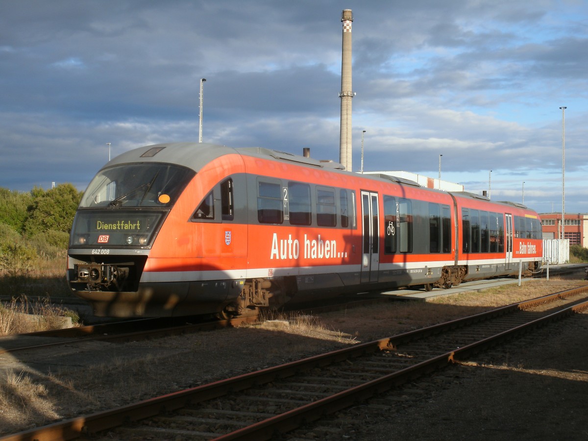 Der Erfurter Desiro 642 008-7,am 01.Oktober 2013,an der Tankstelle in der Est Mukran.