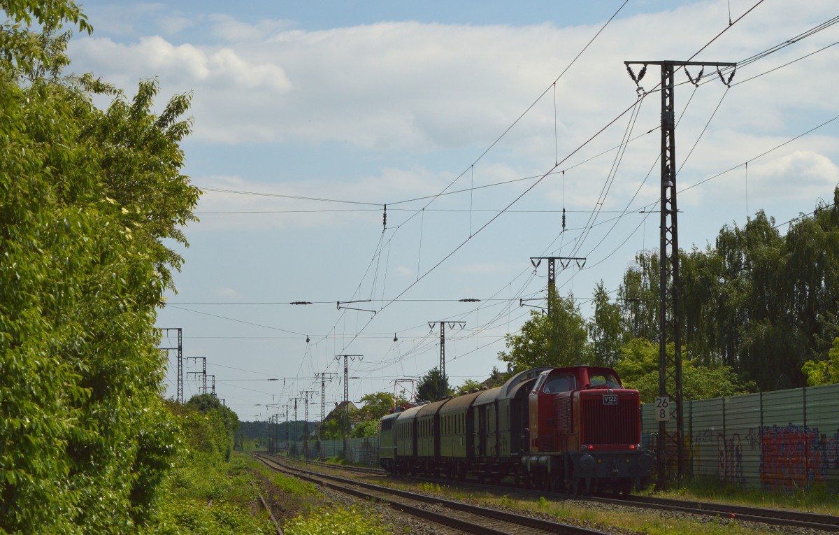 Der erste Pendelzug nach Gro� Gerau-Dornberg bei der R�ckfahrt in Weiterstadt am 17.05.2015. Am Schluss hing die V122.
