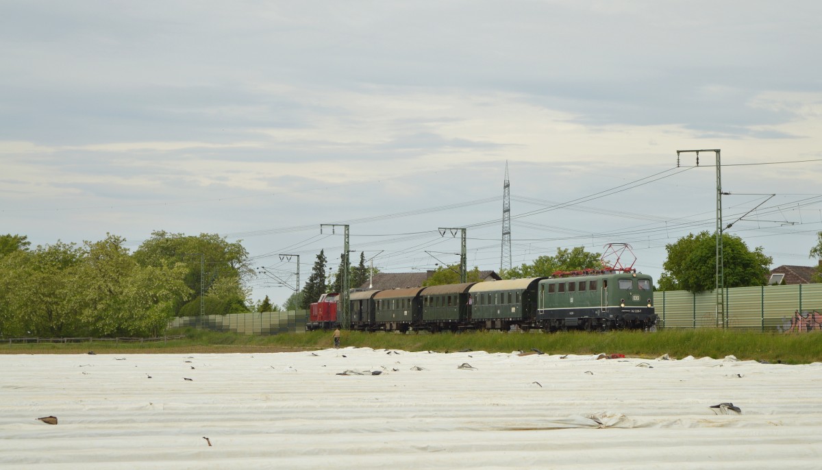 Der erste Pendelzug nach Gro�-Gerau Dornberg am 16.05.2015 auf der R�cktour bei Braunshardt