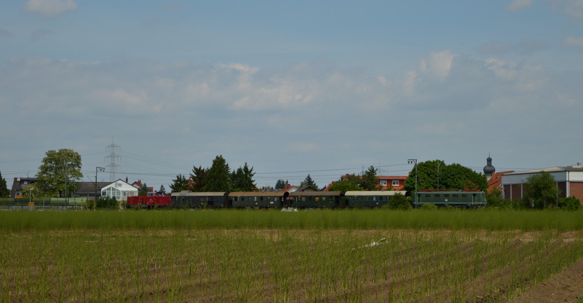 Der erste Pendelzug nach Gro�-Gerau Dornberg am 17.05.2015 bei Braunshardt. Ein Seitenschuss von der V122 (links) Zug und 141 228-7 (rechts).