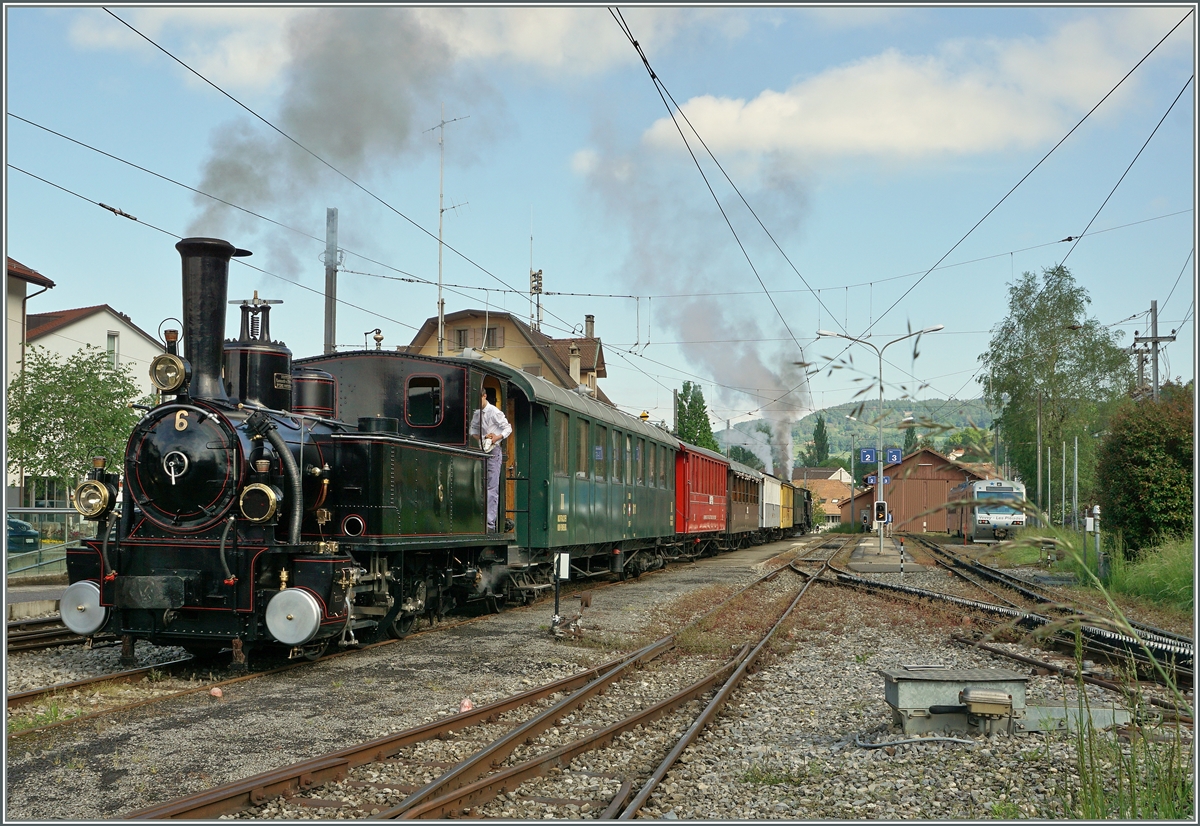 Der erste Riviera Belle Epoque Dampfzug wartet in Blonay auf die Abfahrt Richtung Vevey.
15. Mai 2016