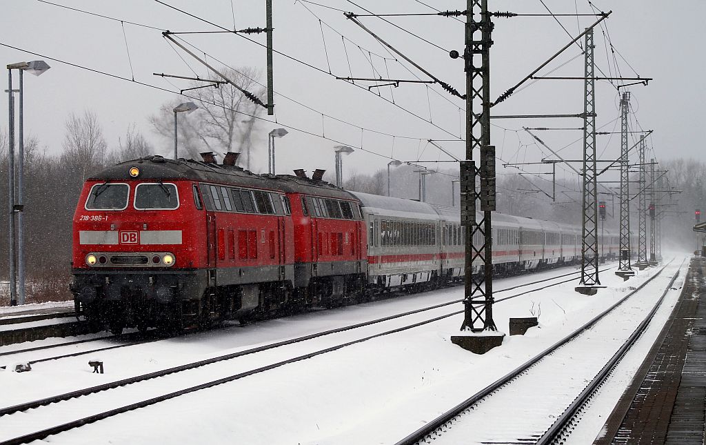 Der erste Umleiter(IC 2311)gestern im verschneiten Norden bestand aus 218 386-1(REV/HBX/21.11.08)und 218 363-0(REV/HBX/18.06.09)und elf Wagen, hier kurz vor dem Halt in Schleswig. 10.03.13