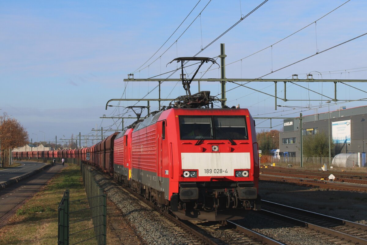 Der Erzbomber durchfahrt mit 189 028 an der Spitze Blerick auf den Weg nach Dillingen (Saar) am 2 Dezember 2023.