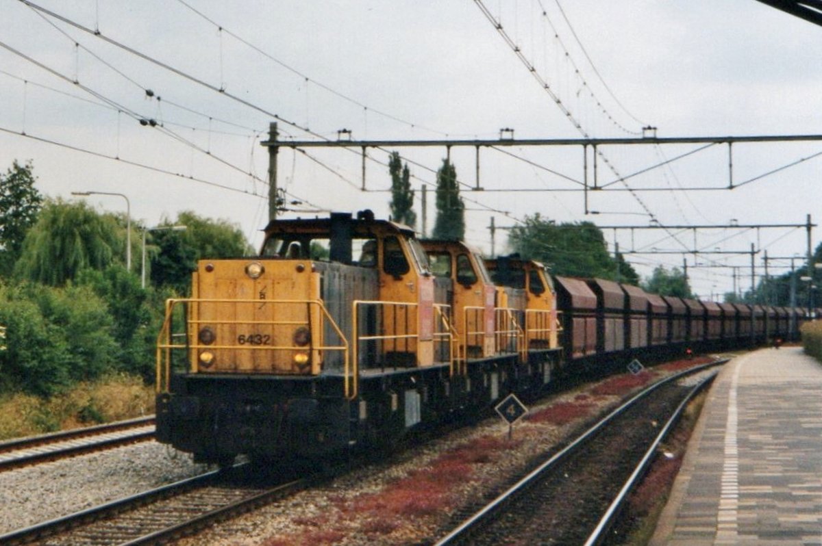 Der Erzbomber, mit 6432 am Spitze, durchfahrt Geldermalszen am 18 Oktober 2005.