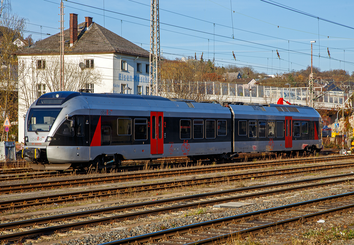 Der ET 22 2103  Essen  (94 80 0426 102-0 D-ABR / 94 80 0826 102-6 D-ABR), ex ET 22 002, ein 2-teiliger Stadler FLIRT der Abellio Rail NRW abgestellt am 12.11.2021 im Hauptbahnhof Siegen.

Der 2-teilige FLIRT wurde 2007 von der Stadler Pankow GmbH in Berlin unter der 37636 gebaut und 2014 wurde er modernisiert. Eigentümer ist die CBRail Leasing s.à.r.l. aus Luxembourg, von ihr hat die Abellio Rail NRW GmbH die Fahrzeuge gemietet bzw. geleast. Die kurze 2-teilige-Flirtvariante (BR 426.1) ist nur bei der Abellio Rail NRW im Einsatz, es gibt mittlerweile noch 2-teilige FLIRT u.a. in Polen bei der Łódzka Kolej Aglomeracyjna (LKA) diese sind aber FLIRT 3 und zudem haben die fast 4 m längeren Fahrzeuge ganz andere Technische Daten.

Technik:
Die Wagenkästen sind aus Aluminium-Strangpressprofilen, die Trieb- und Laufdrehgestelle sind luftgefedert. Die beiden Wagenteile sind durch ein Jakobs-Drehgestell verbunden. Es ist möglich, den Zug von vorne bis hinten ohne eine Stufe zu durchqueren. Der Niederfluranteil beträgt ca. 90 %. Vielfachsteuerung bis zu 3 Fahrzeugen.

Technische Daten:
Achsanordnung: Bo’2’2
Länge über Kupplung: 42.066 mm
Achsabstand im Drehgestell: 2.700 mm
Fahrzeugbreite: 2.880 mm
Fahrzeughöhe:  4.185 mm
Fußbodenhöhen: 760 mm (Niederflur am Einstieg) / 1.120 mm (Hochflur)
Triebraddurchmesser:  860 mm (neu) / 800 mm (abgenutzt)
Laufraddurchmesser: 750 mm (neu) / 690 mm (abgenutzt)
Dauerleistung am Rad: 1.000 kW
Max. Leistung am Rad: 1.300 kW
Anfahrzugkraft: 100 kN
Höchstgeschwindigkeit:160 km/h
Eigengewicht: 76 t
Anfahrbeschleunigung: 0,83 m/s²
Stromsystem:  15 kV, 16 2/3 Hz AC
Sitzplätze: 1. Klasse 16, 2. Klasse 68 plus 28 Klappsitze
Stehplätze: 107

Quelle: Stadler Rail