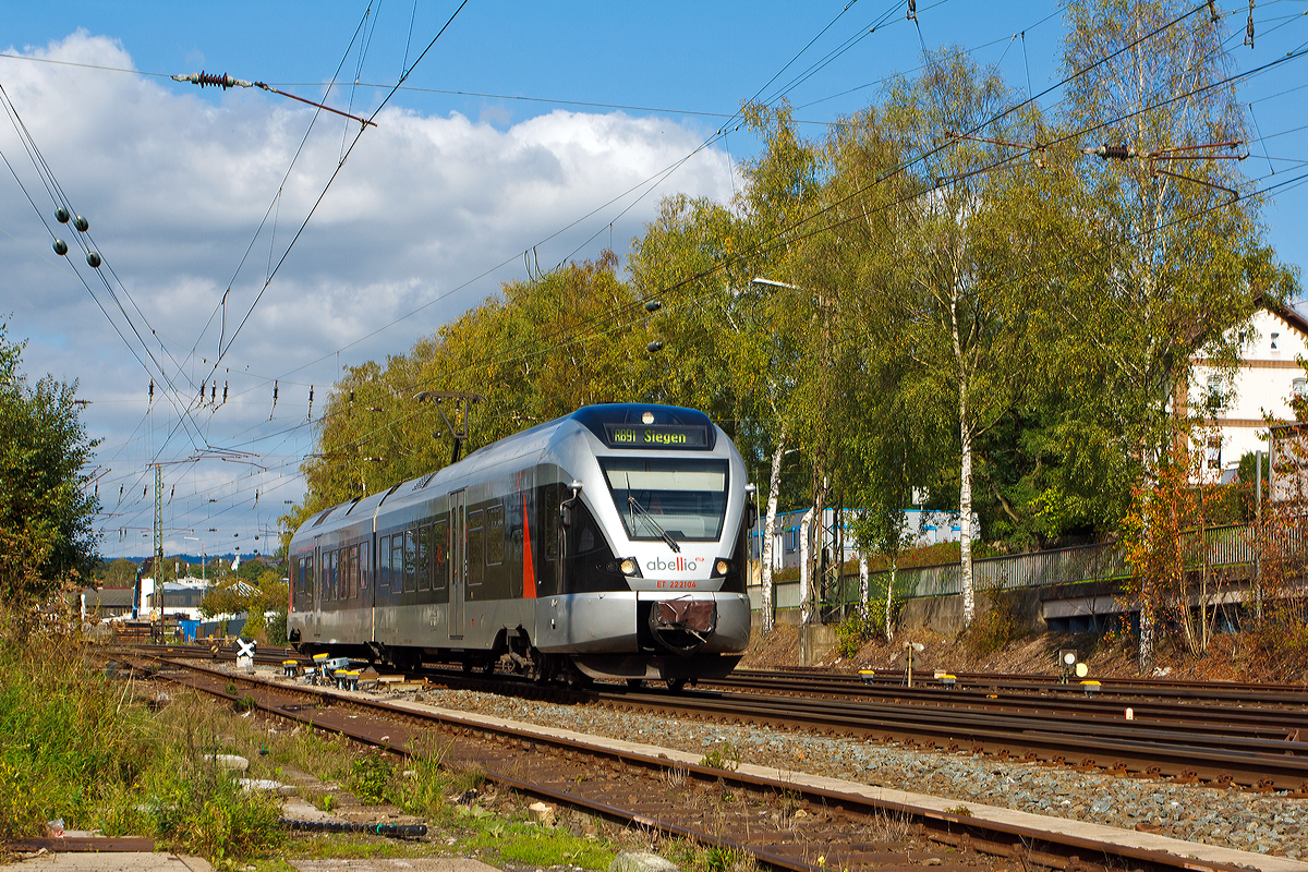 
Der ET 222104 (94 80 0426 103-8 D-ABRN / 94 80 0826 103-4 D-ABRN), ex ET 22 004, ein 2-teiliger Stadler Flirt der Abellio Rail NRW fährt am 29.09.2014 als RB 91  Ruhr-Sieg-Bahn  Hagen - Finnentrop - Kreuztal - Siegen, von Kreuztal weiter in Richtung Siegen Hbf. Er fährt auf der KBS 440  Ruhr-Sieg-Strecke  Hagen - Siegen.

Diese Fahrzeuge hat die Abellio über die CBRail Ltd. geleast. Der Triebzug wurde 2007 bei Stadler Pankow GmbH in Berlin unter der Fabriknummer 34639 gebaut. Er hat die EBA-Nummern EBA 05L14A 004 und EBA 05L14B 004.