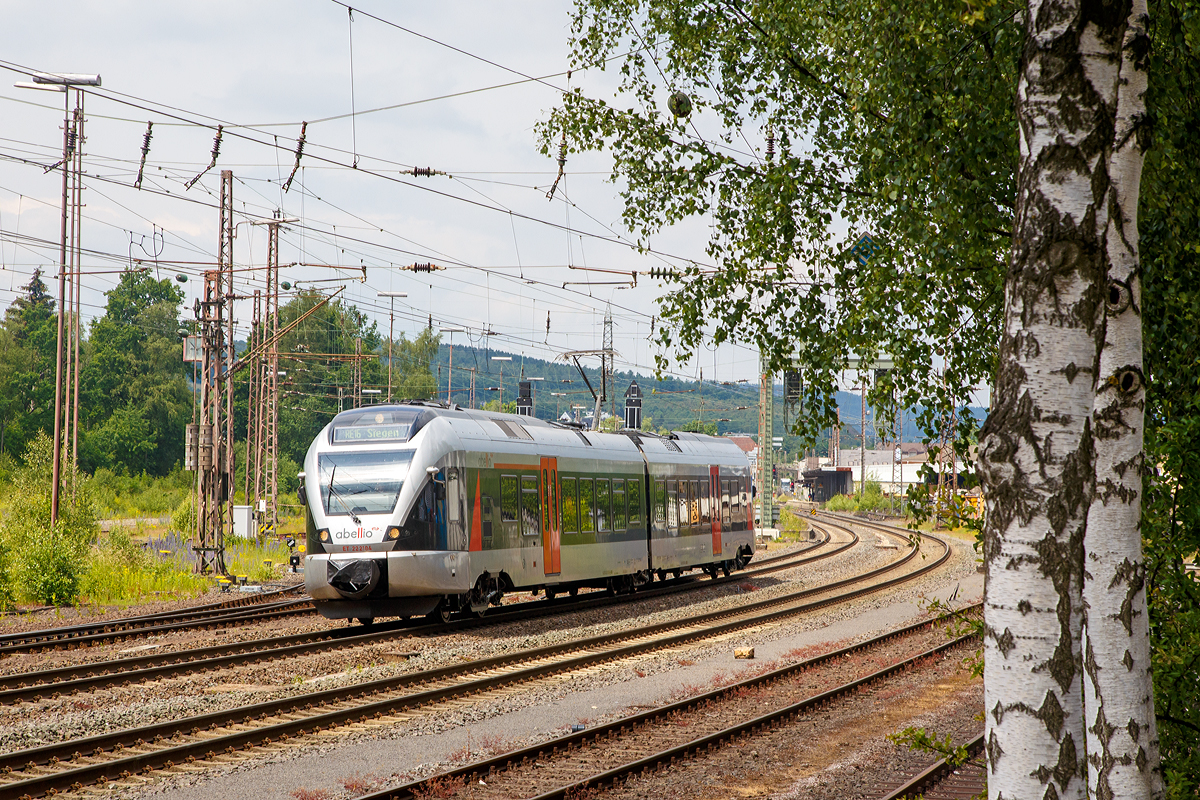 
Der ET 222104 (94 80 0426 103-8 D-ABRN / 94 80 0826 103-4 D-ABRN), ex ET 22 004, ein 2-teiliger Stadler Flirt der Abellio Rail NRW fhrt am 18.06.2015, als RE 16  Ruhr-Sieg-Express  (Essen - Hagen - Siegen), von Kreuztal weiter in Richtung Siegen Hbf. Er fhrt auf der KBS 440  Ruhr-Sieg-Strecke  Hagen - Siegen.

Diese Fahrzeuge hat die Abellio ber die CBRail Ltd. geleast. Der Triebzug wurde 2007 bei Stadler Pankow GmbH in Berlin unter der Fabriknummer 34639 gebaut. Er hat die EBA-Nummern EBA 05L14A 004 und EBA 05L14B 004. 