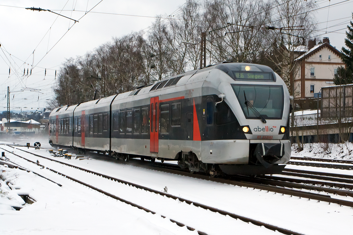 
Der ET 23 2102  Märkischer Kreis  (ex ET 23 002) ein 3-teiliger Stadler FLIRT der Abellio Rail NRW GmbH, fährt am 29.12.2014 als RE 16  Ruhr-Sieg-Express  (Essen - Hagen - Siegen) von Kreuztal weiter in Richtung Siegen.

Der FLIRT wurde 2007 von Stadler unter der Fabriknummer 37659 gebaut. Er ist von Macquarie Rail (vormals CBRail) geleast bzw. gemietet.

Der Triebzug hat die NVR-Nummern 94 80 0427 101-1 D-ABRN / 94 80 0827 101-7 D-ABRN / 94 80 0427 601-0 D-ABRN.