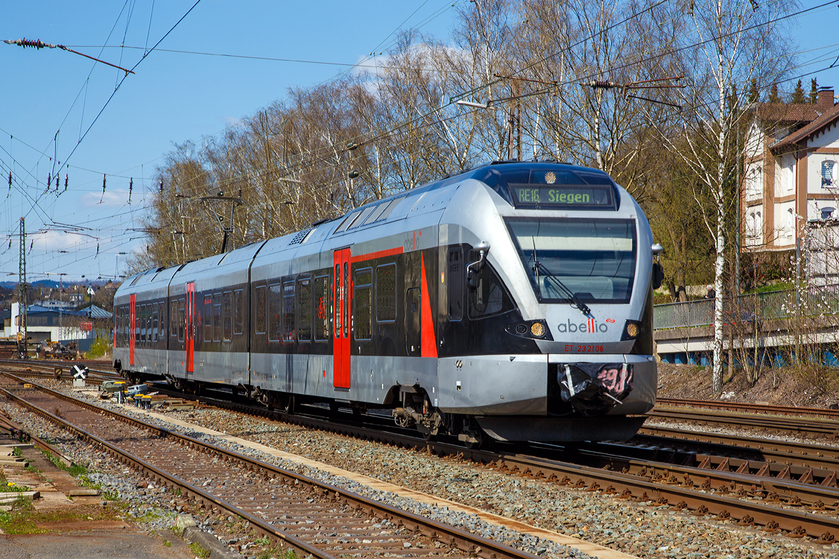 
Der ET 23 2106  Plettenberg , ex ET 23006, (ein 3-teiliger Stadler Flirt) der Abellio Rail NRW hat gerade (am 18.04.2015) den Bahnhof Kreuztal verlassen und fährt weiter in Richtung Siegen. Er fährt als RE 16  Ruhr-Sieg-Express  die Verbindung  Essen - Hagen - Siegen.