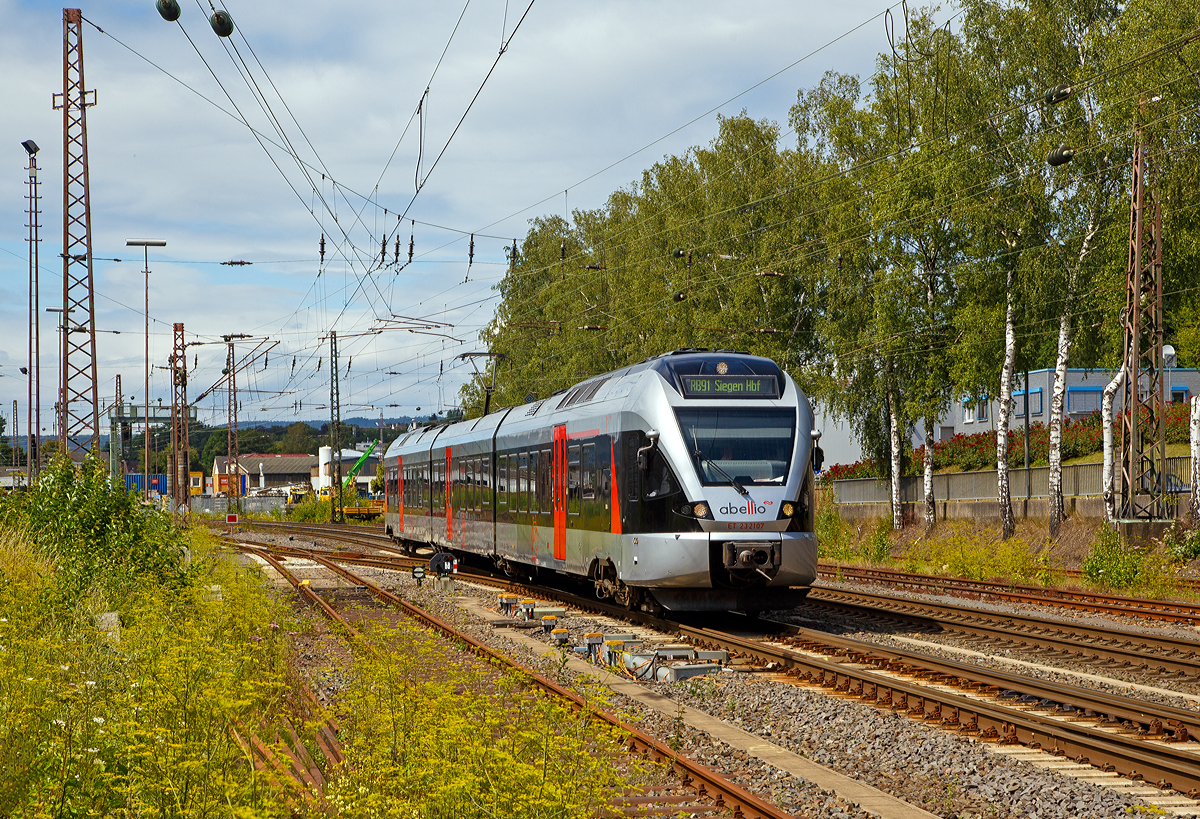 
Der ET 23 2107 (94 80 0427 106-0 D-ABRN / 94 80 0827 106-6 D-ABRN / 94 80 0427 606-9 D-ABRN), ex ET 23007, ein 3-teiliger Stadler FLIRT der Abellio Rail NRW GmbH fährt am 24.07.2020, als RB 91  Ruhr-Sieg-Bahn  (Hagen - Finnentrop - Kreuztal – Siegen), von Kreuztal weiter in Richtung Siegen