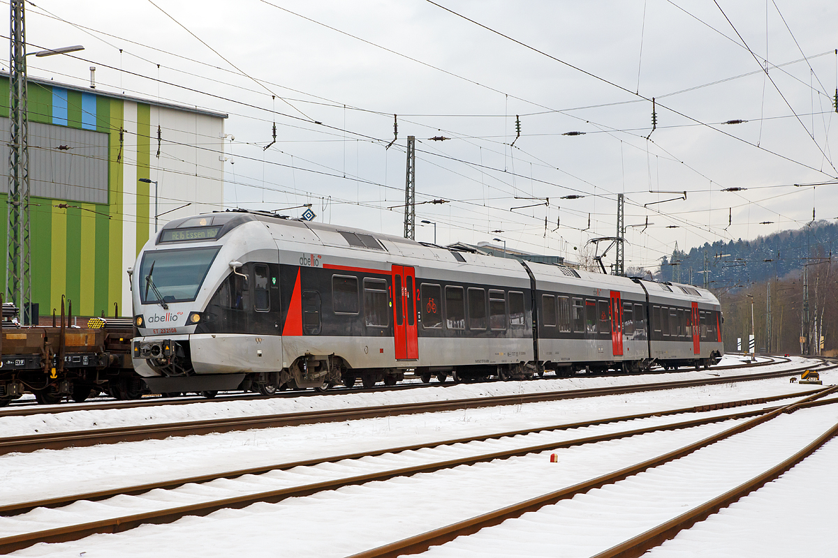 
Der ET 232108  Finnentrop  (94 80 0427 107-8 D-ABRN / 94 80 0827 107-4 D-ABRN / 94 80 0427 607-7 D-ABRN), ex ET 23008, ein 3-teiliger Stadler Flirt der Abellio Rail NRW GmbH fährt am 28.01.2017, als RE 16  Ruhr-Sieg-Express  (siegen - Hagen - Essen) durch Siegen-Geisweid in Richtung Hagen.